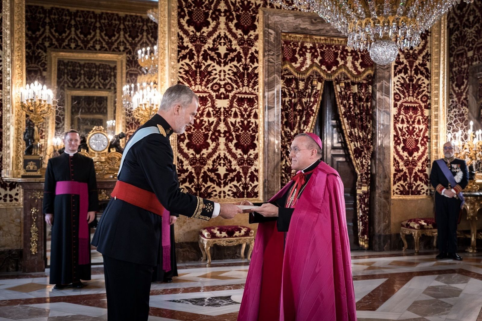 El rey Felipe VI recibe las cartas credenciales de seis nuevos embajadores en España