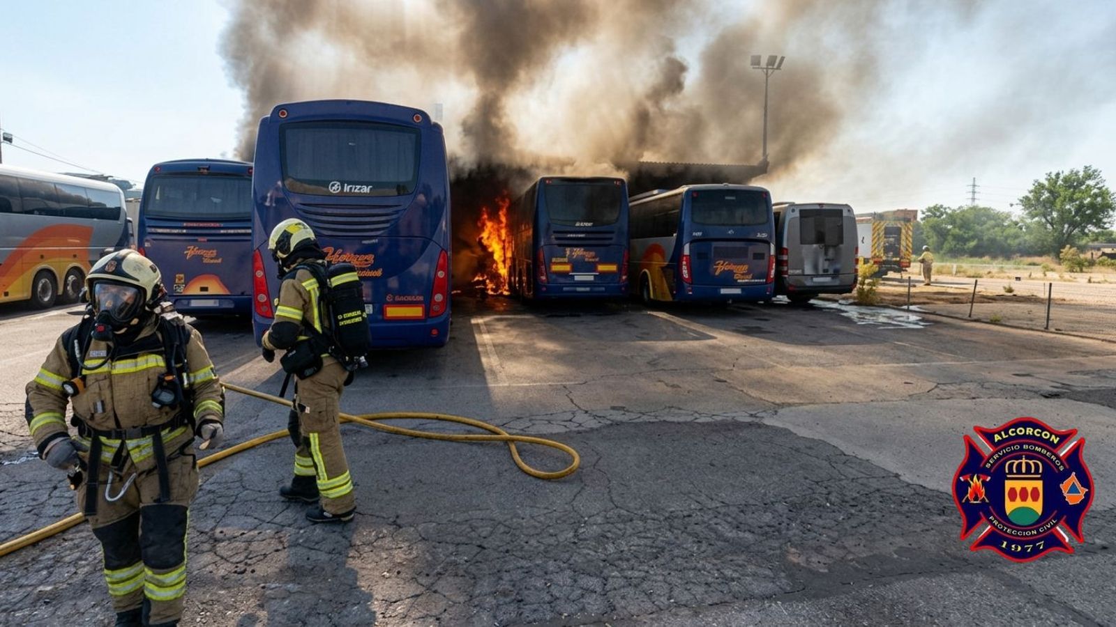 Los Bomberos de Alcorcón evitan que el incendio de varios autobuses se propague