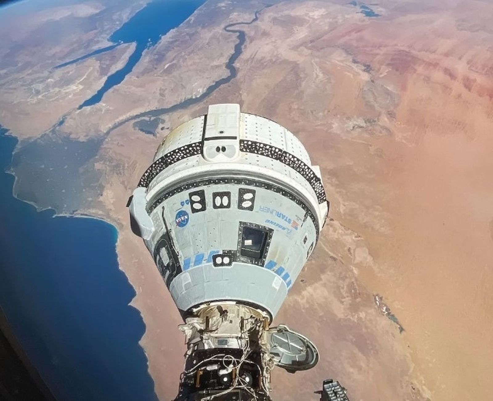 La nave Starliner acoplada a la Estación Espacial con el delta del Nilo de fondo