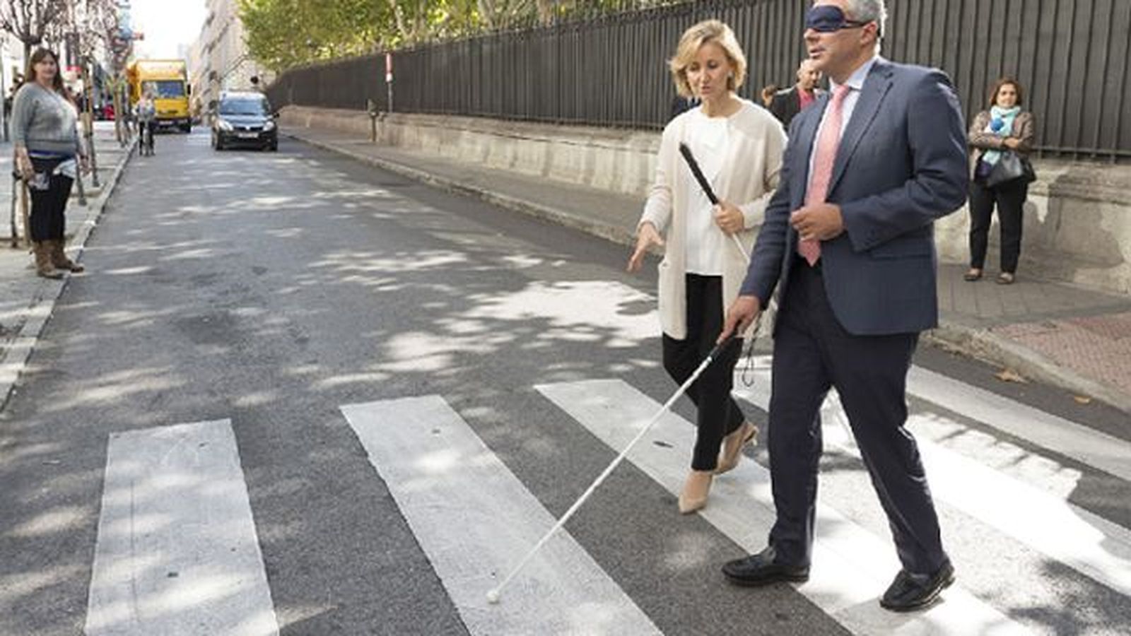 Los coches silenciosos y las bicis, un peligro para las personas ciegas