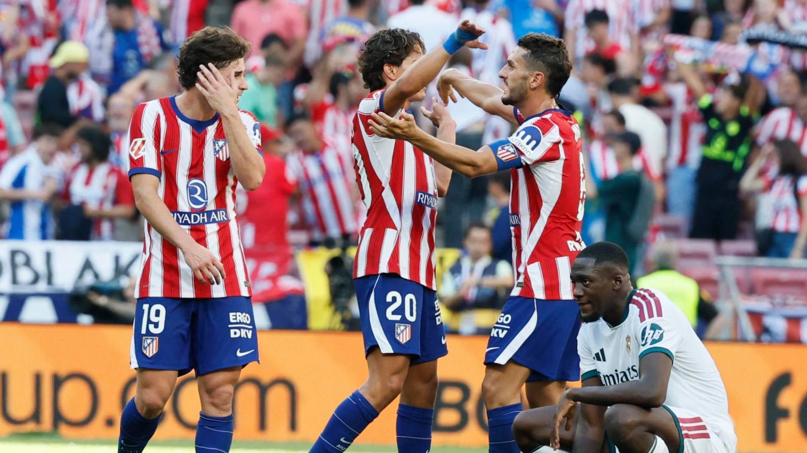 Los jugadores del Atlético de Madrid celebran la victoria tras el partido de LaLiga EA Sports entre Atlético de Madrid y Real Madrid