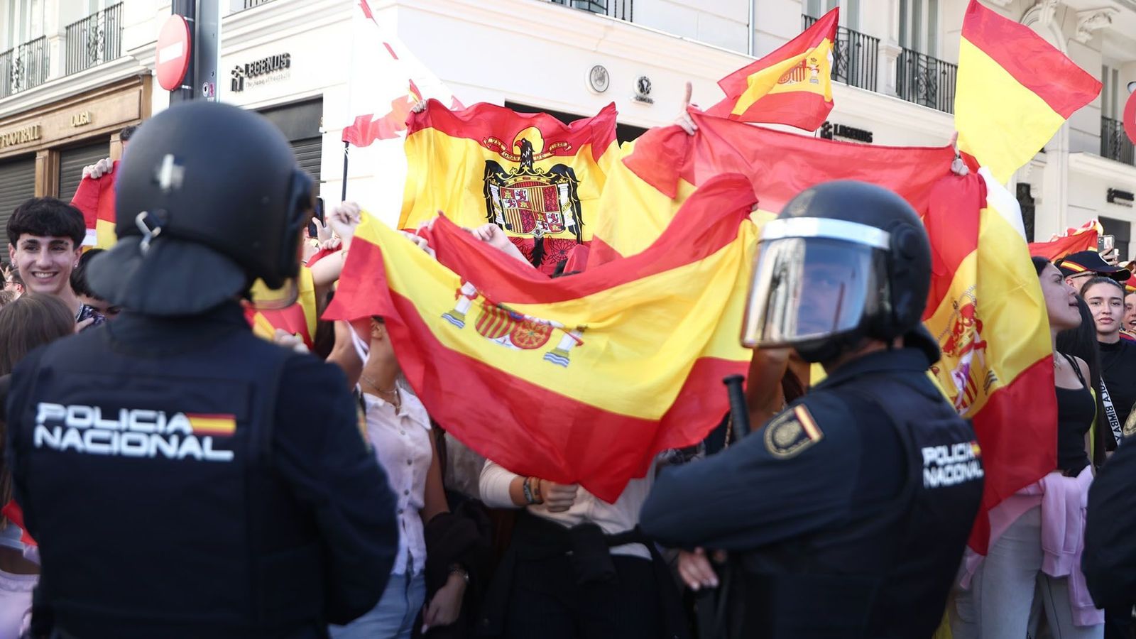 Un policía herido y dos detenidos en los enfrentamientos de la Puerta del Sol durante el 12 de octubre