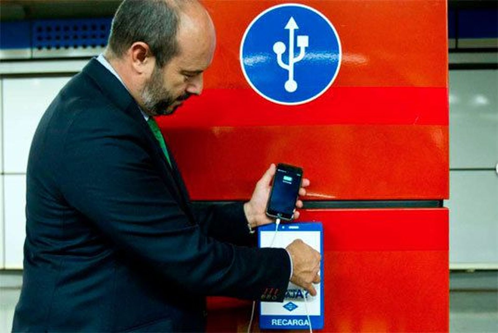 Metro instala cargadores de móviles en Moncloa y en dos trenes de la Línea 6