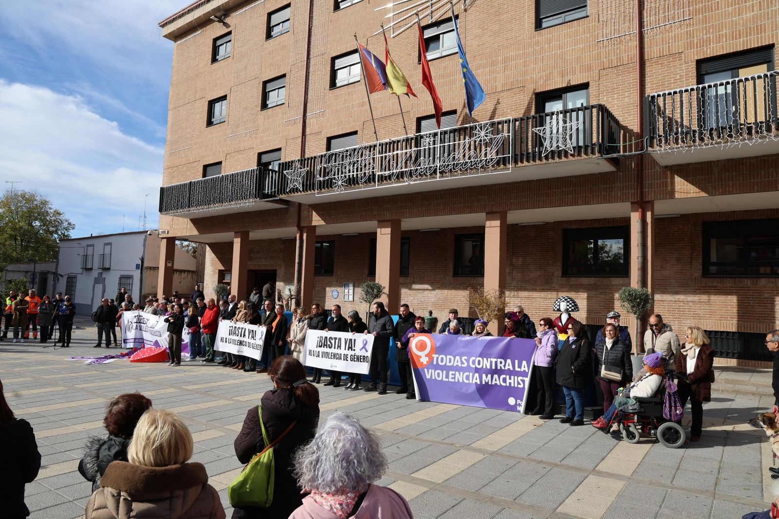 Acto con motivo del 25-N en la Plaza de España de Móstoles