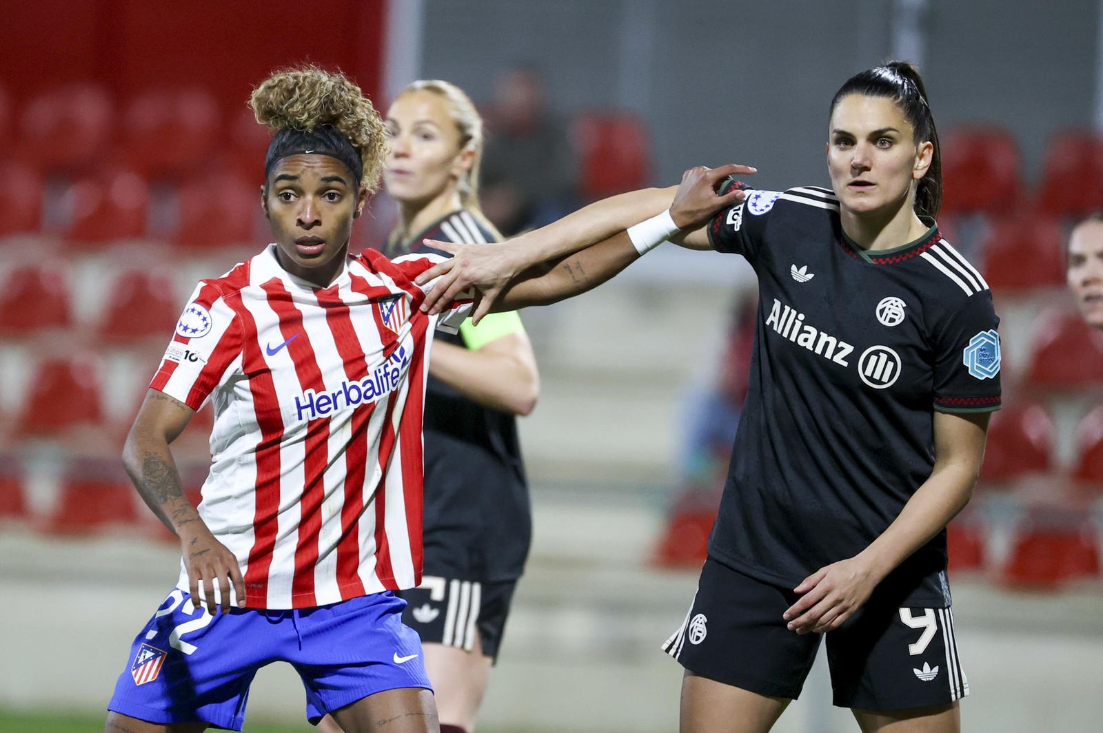 Luany ante el Bayern Munich