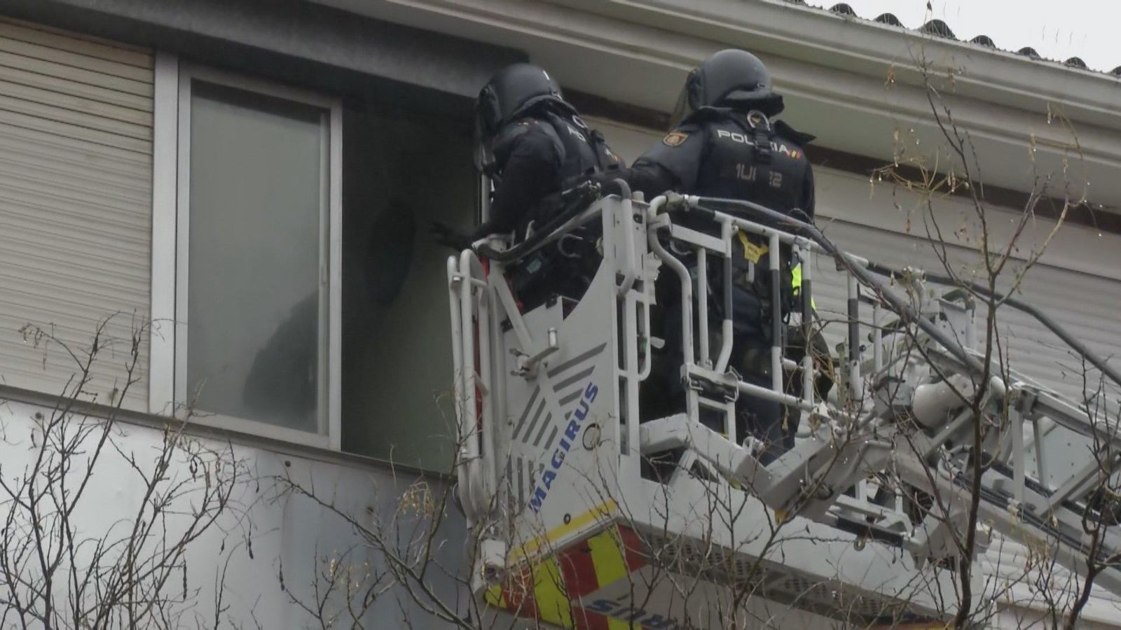 La Policía accede por la ventana para culminar el tercer intento de desahucio de Mariano, un vecino de Vallecas