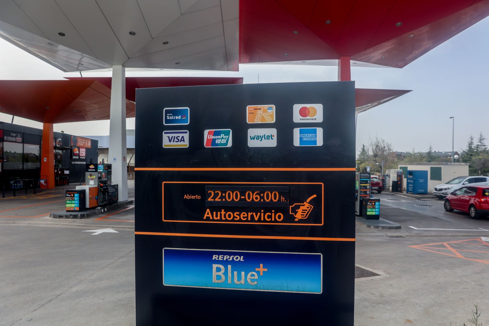 Un cartel indica autoservicio en una gasolinera