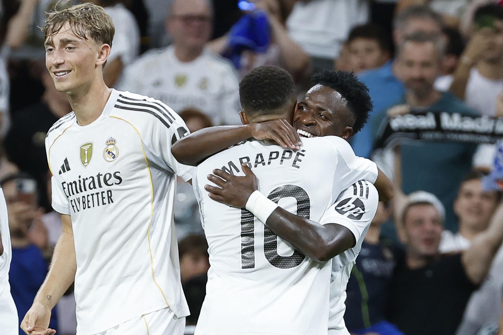 El delantero brasileño del Real Madrid Vinicius Jr. (d) celebra su gol durante el partido de la tercera jornada de LaLiga entre el Real Madrid y el RCD Mallorca,