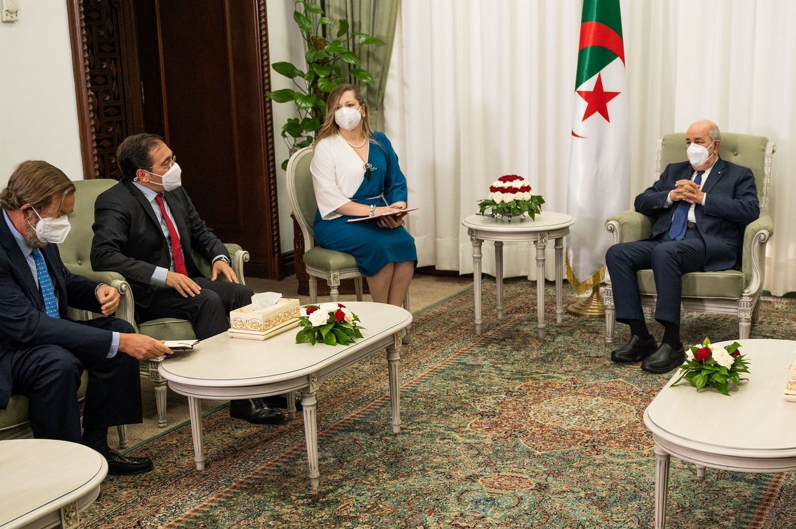 El presidente de Argelia, Abdelmayid Tebune con el ministro de Exteriores de España, José Manuel Albares, en 2021
