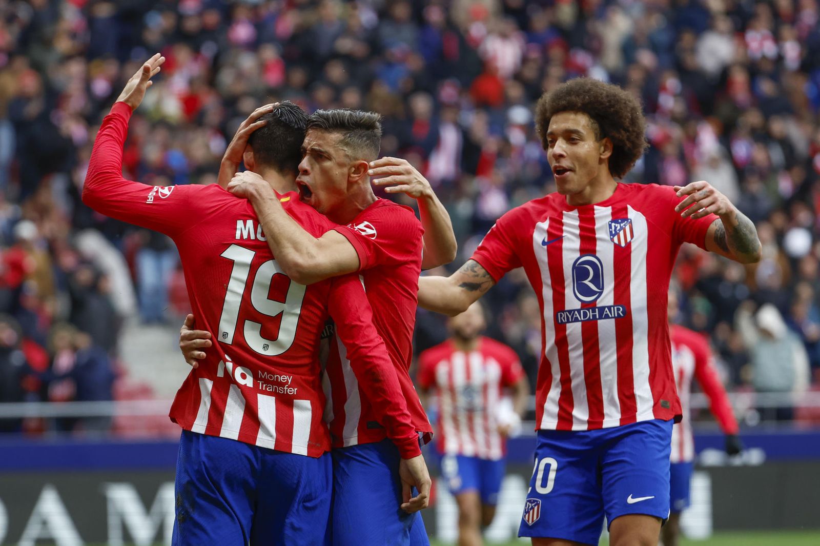 Gabriel Paulista y Witsel felicitan a Morata por su gol