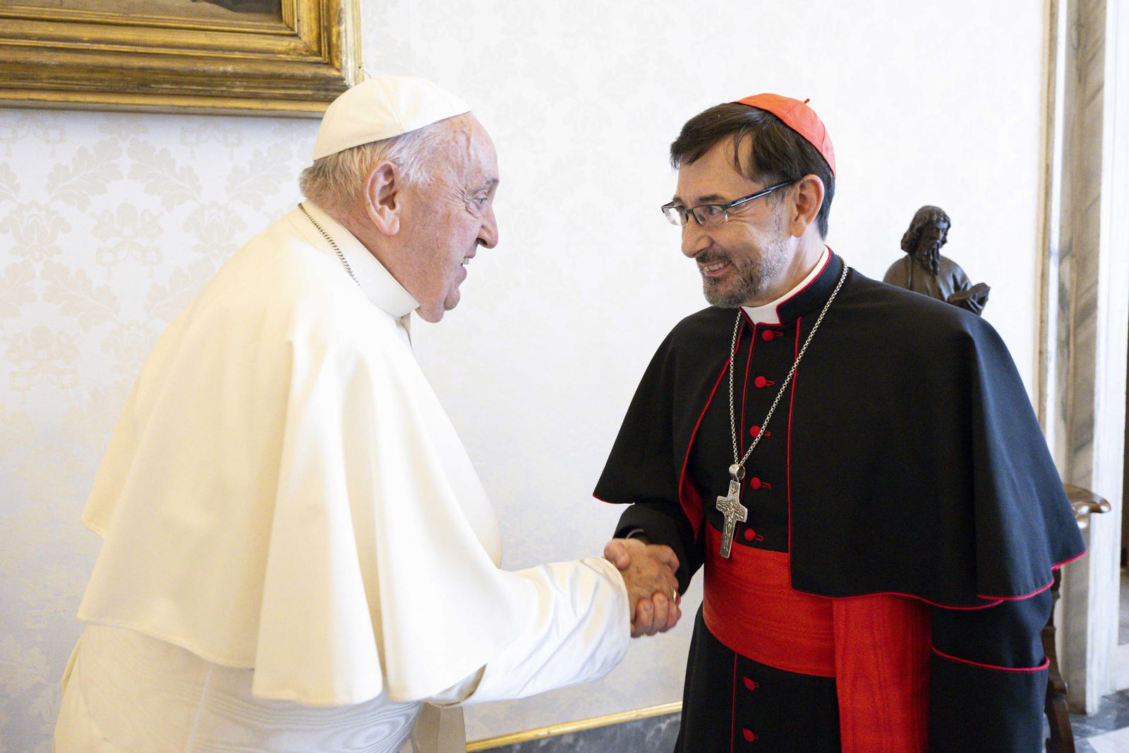 l papa Francisco saluda al vicepresidente de la Conferencia Episcopal Española,José Cobo,