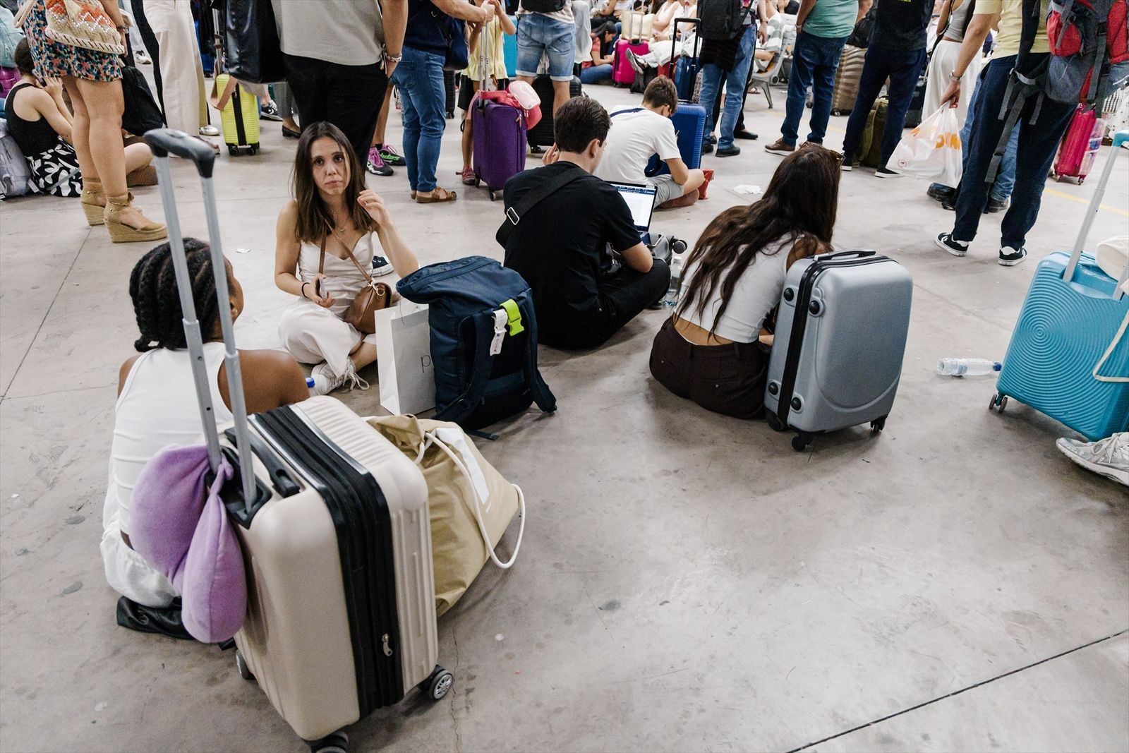 Viajeros en la estación Madrid Chamartín - Clara Campoamor