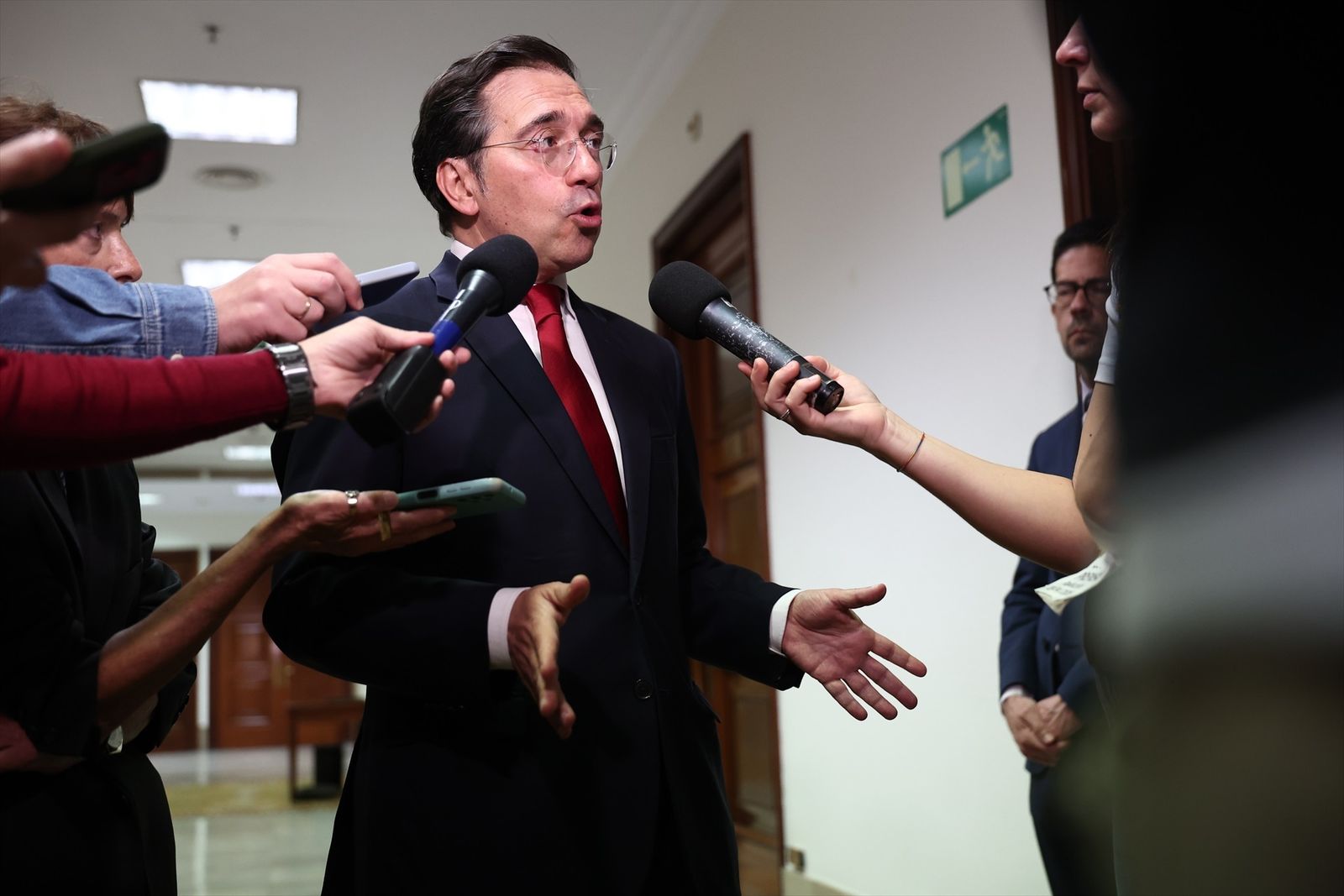 El ministro José Manuel Albares, en los pasillos del Congreso