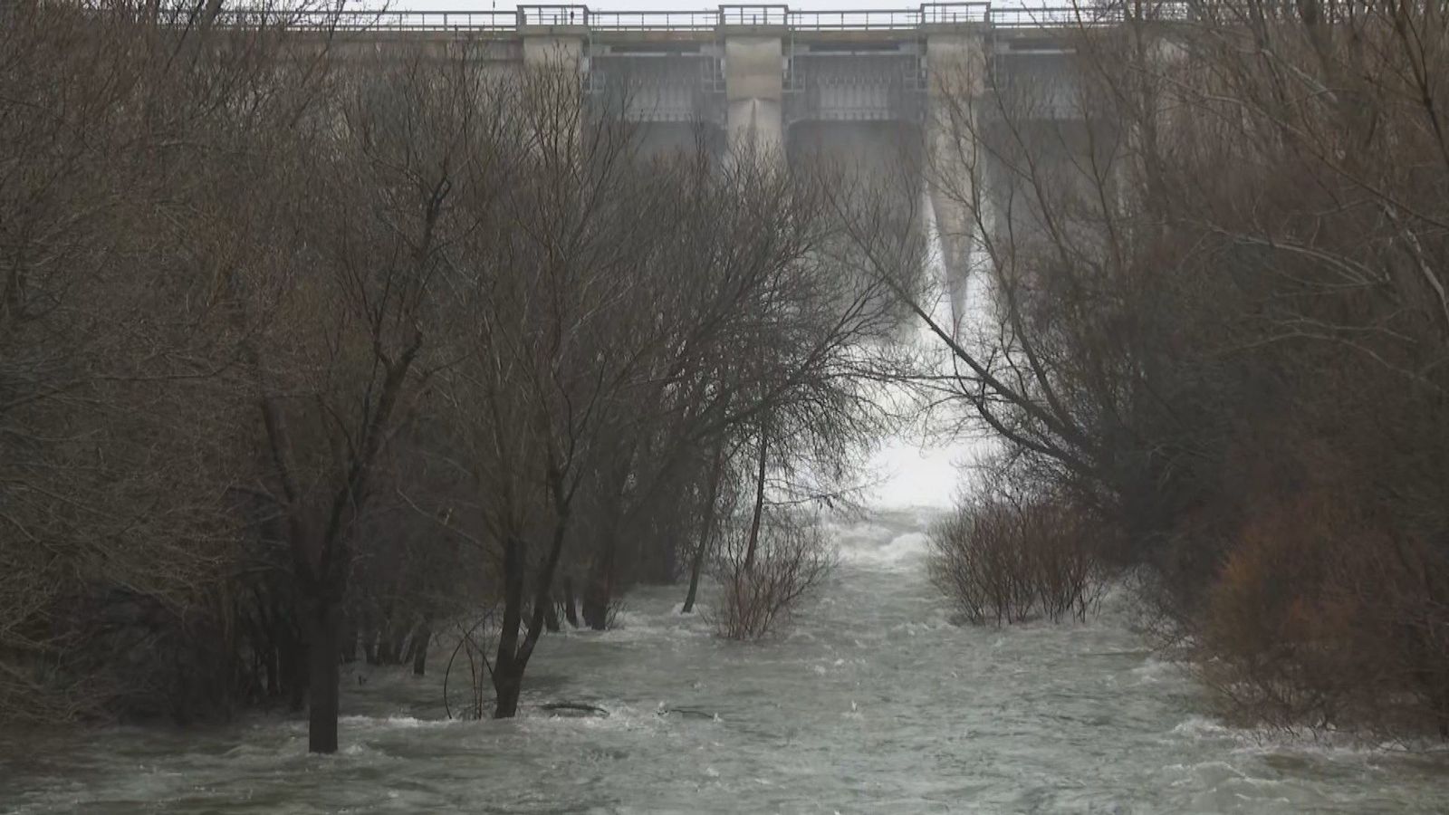 Las lluvias obligan a desembalsar agua en nueve de las trece presas madrileñas