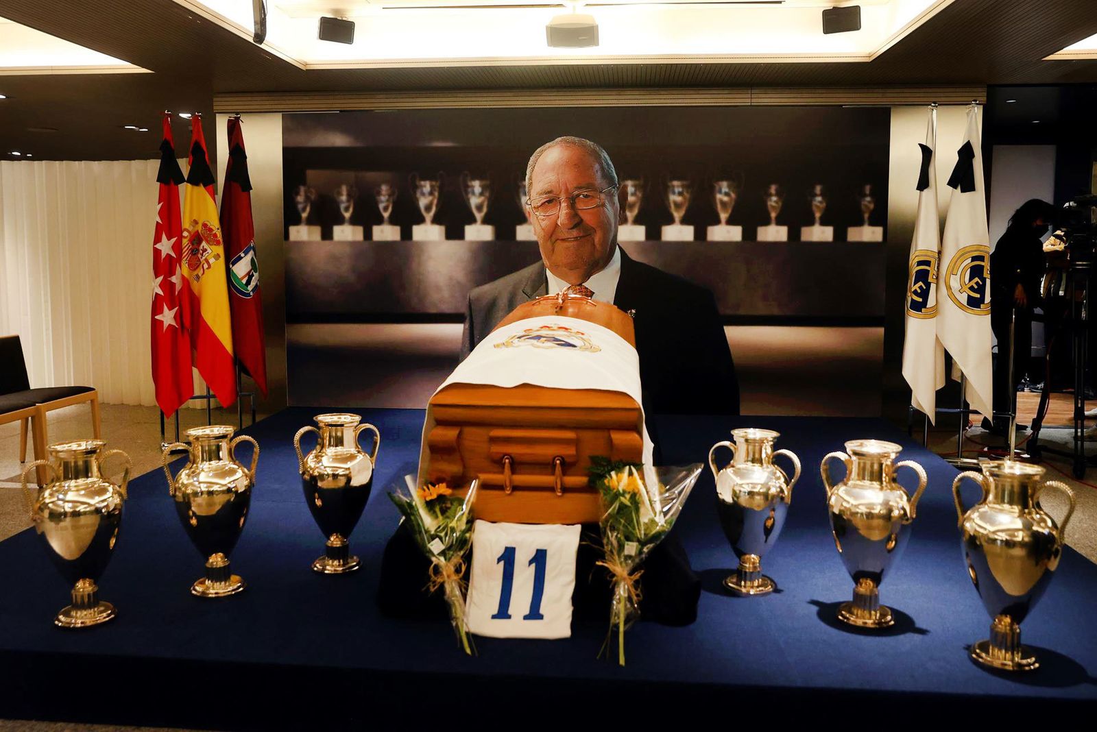 Aficionados y personalidades se despiden de Paco Gento en la capilla ardiente que el Real Madrid ha abierto esta tarde en el palco de honor del Santiago Bernabéu