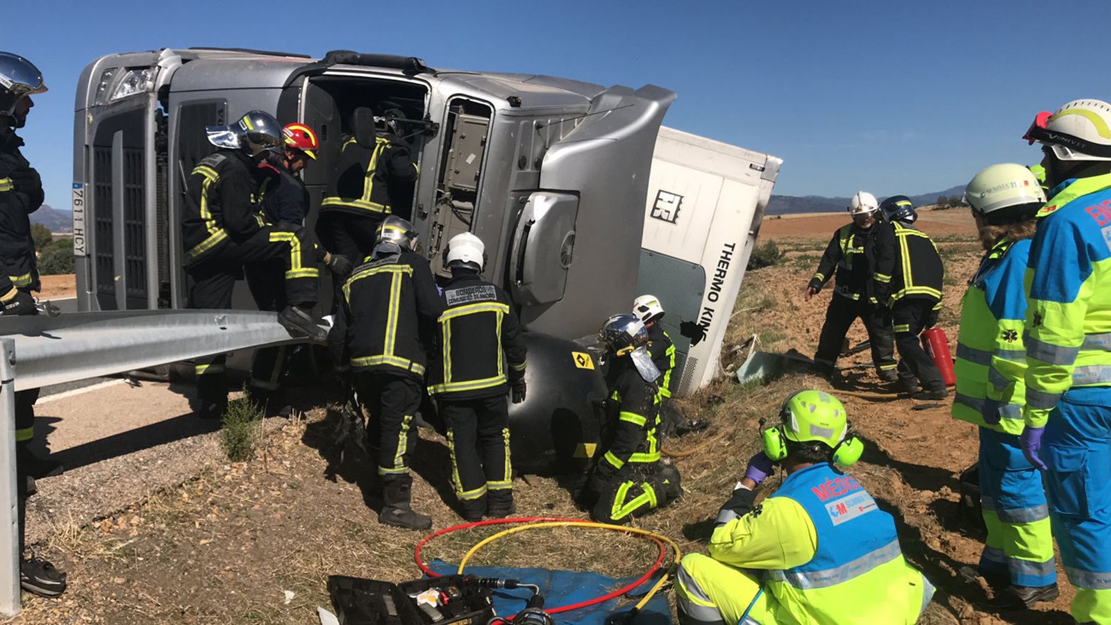 Atrapado por el brazo durante hora y media un camionero que volcó en la N-320