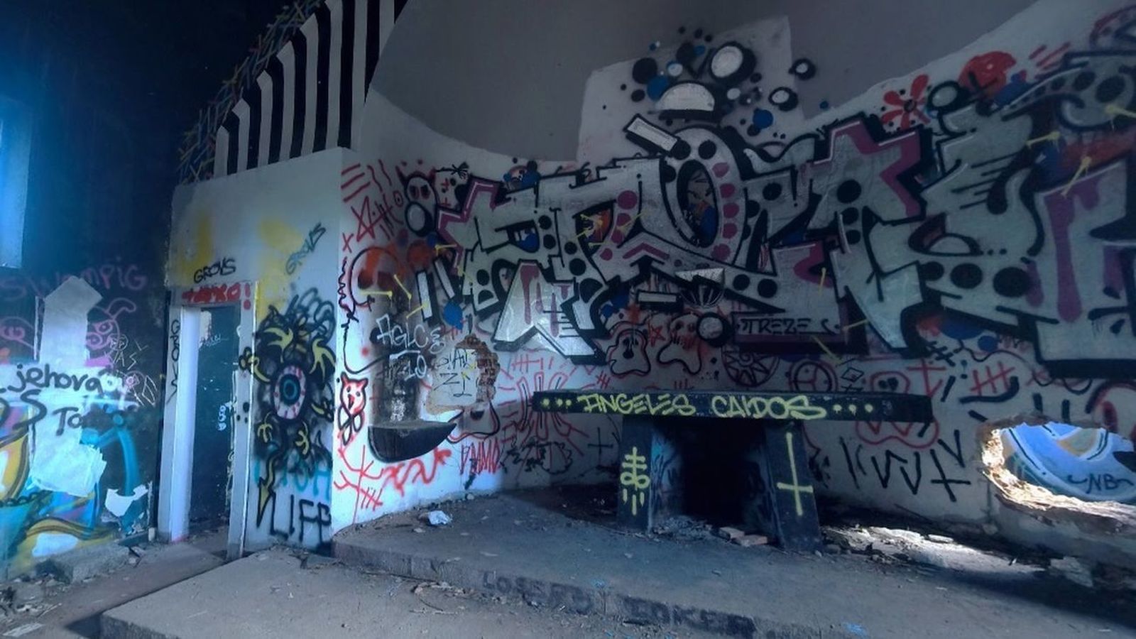 Altar de la iglesia abandonada en el poblado de El Alamín, en Villa del Prado