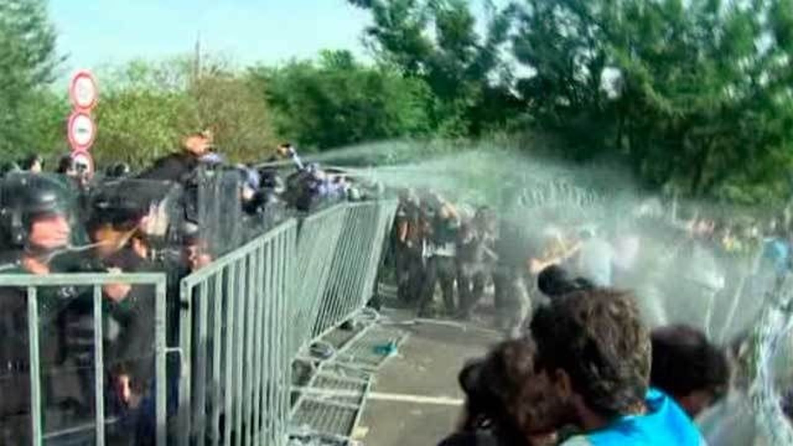 La Policía húngara usa gas pimienta y un cañón de agua para impedir la entrada de refugiados