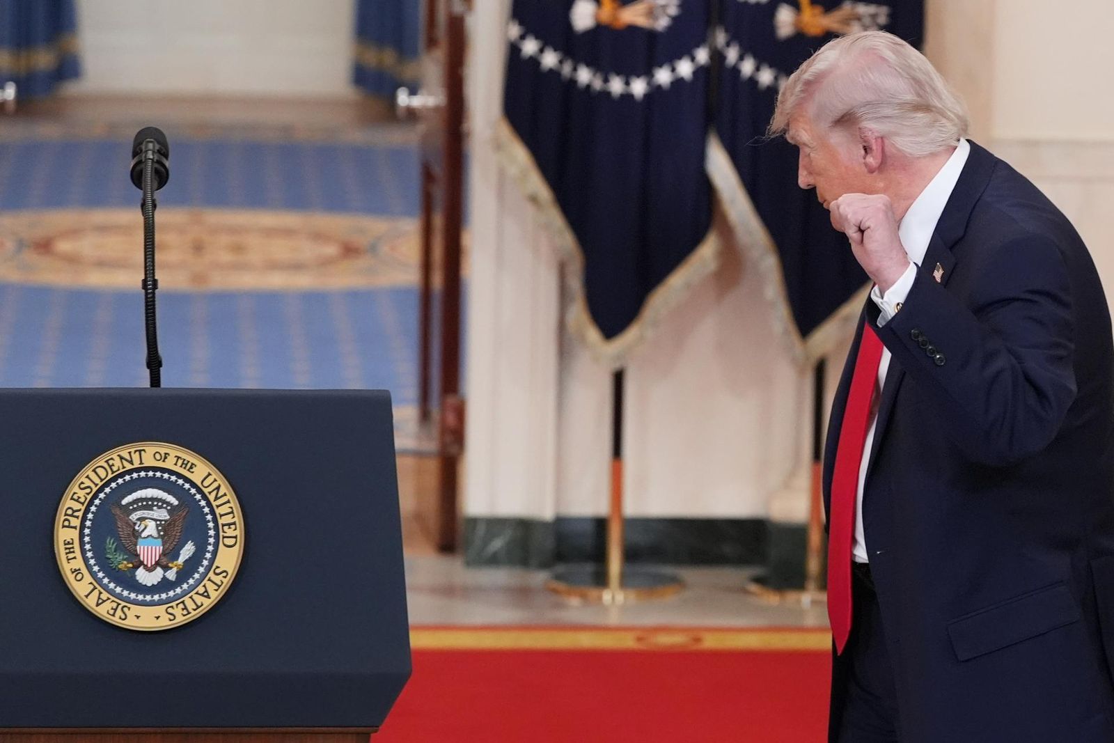 Trump antes de una rueda de prensa en la Casa Blanca hace el gesto de la victoria