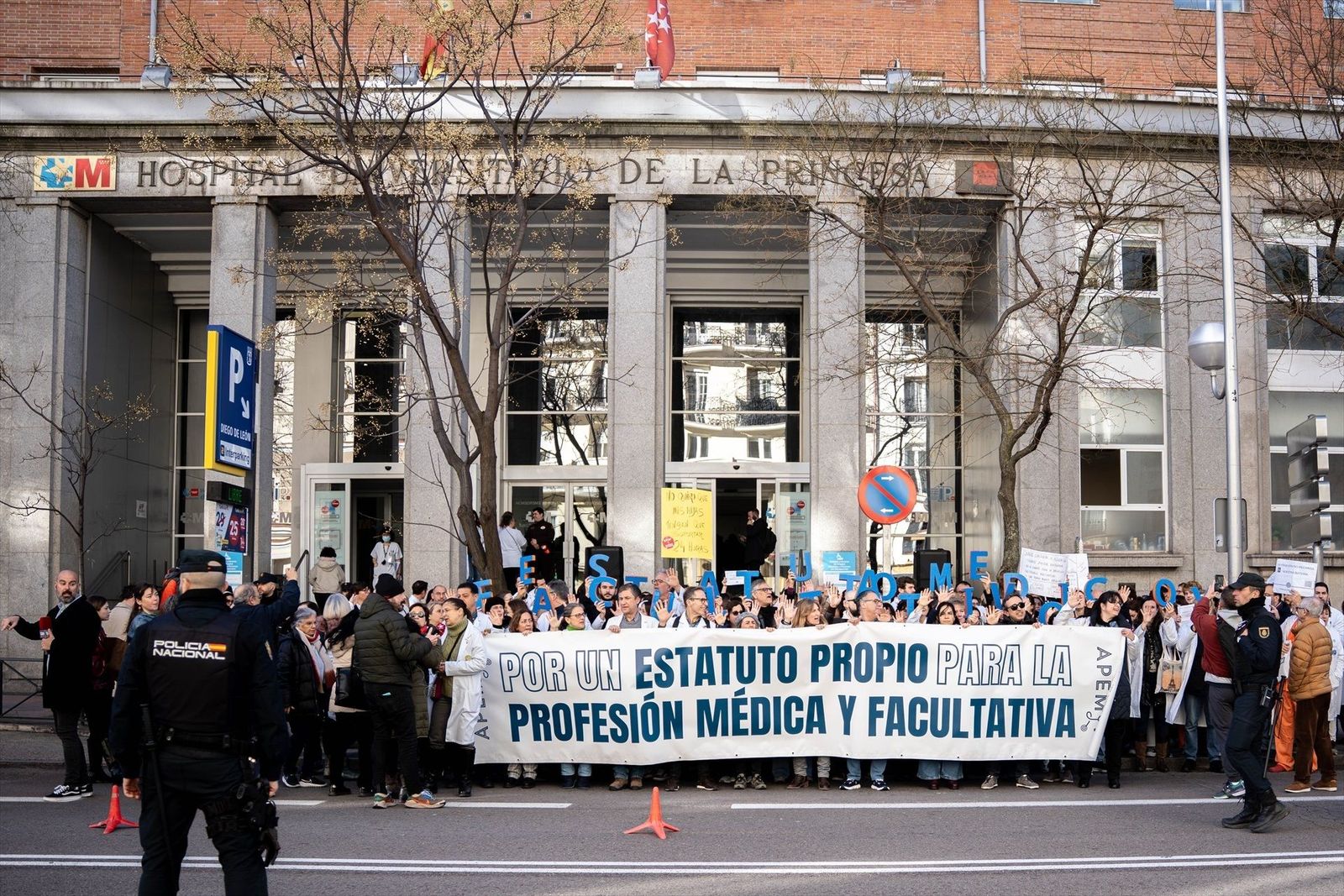 Segunda jornada de huelga de médicos: se han concentrado frente al Hospital La Princesa de Madrid