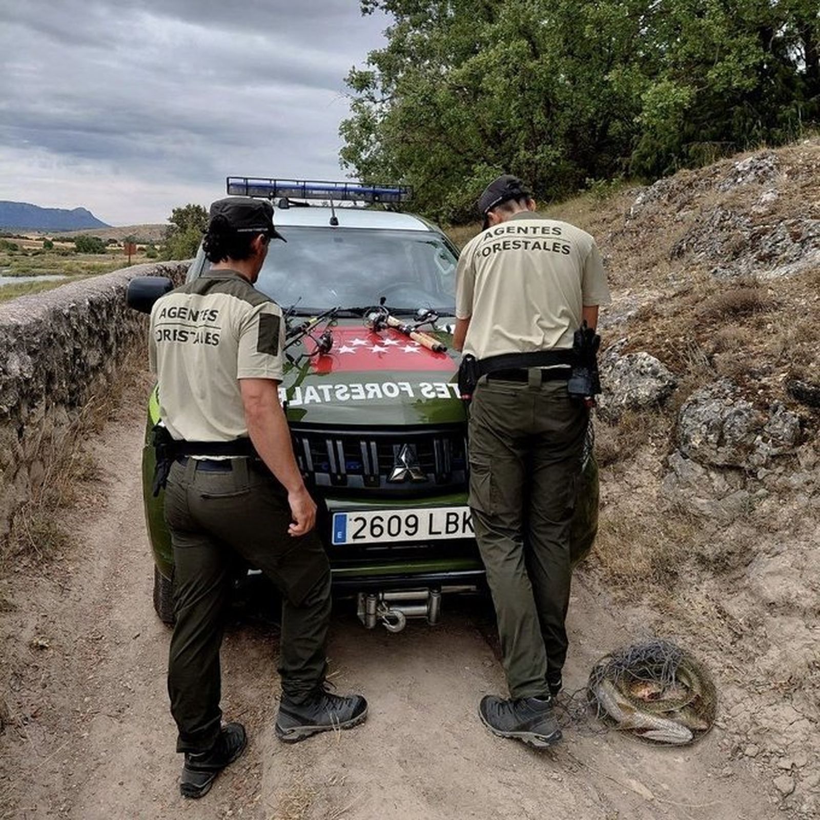 Agentes forestales con las artes de pesca decomisadas a varias personas en el Embalse de Pedrezuela