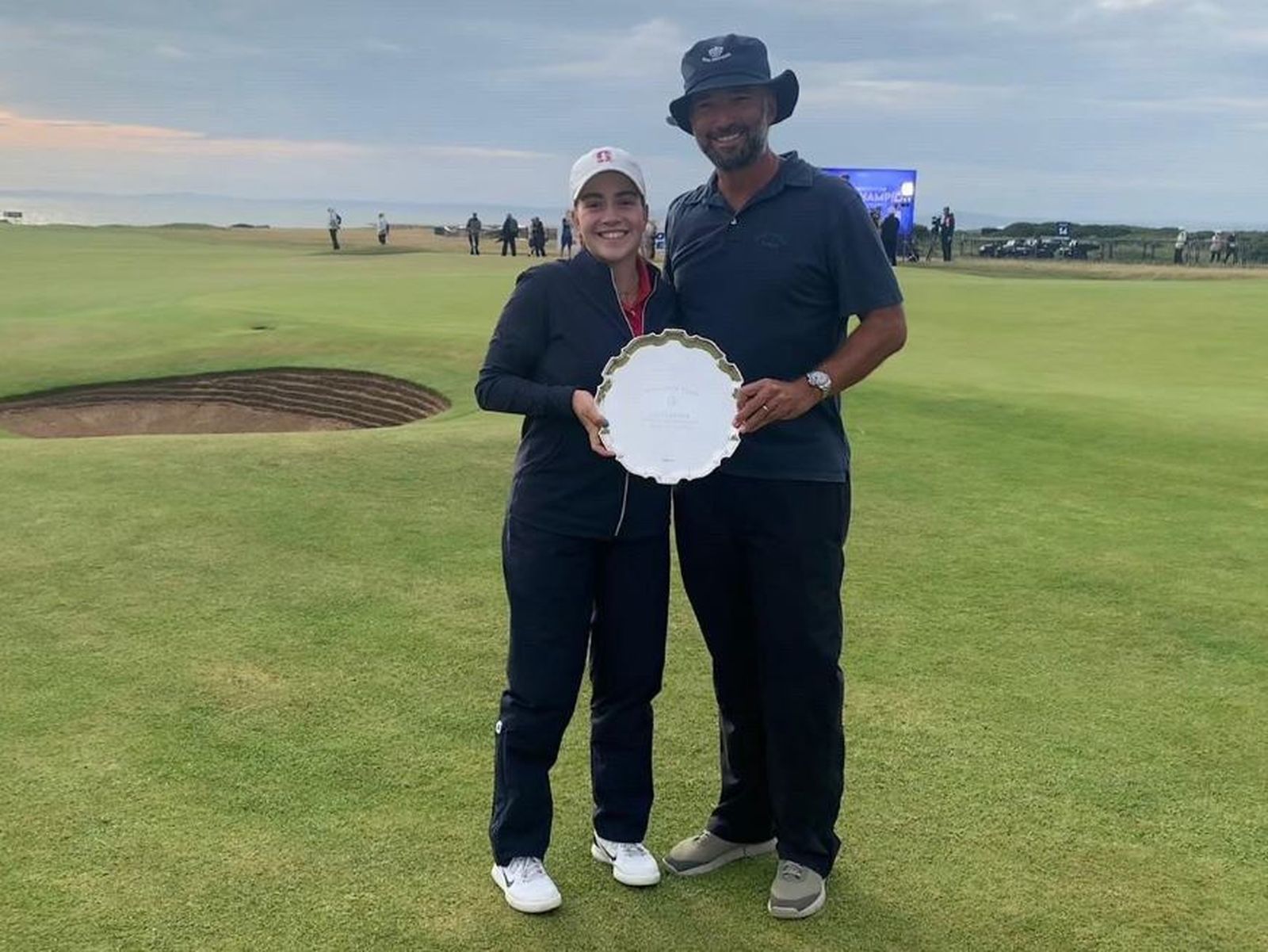 Paula Martín y su caddie Alex Larrazábal