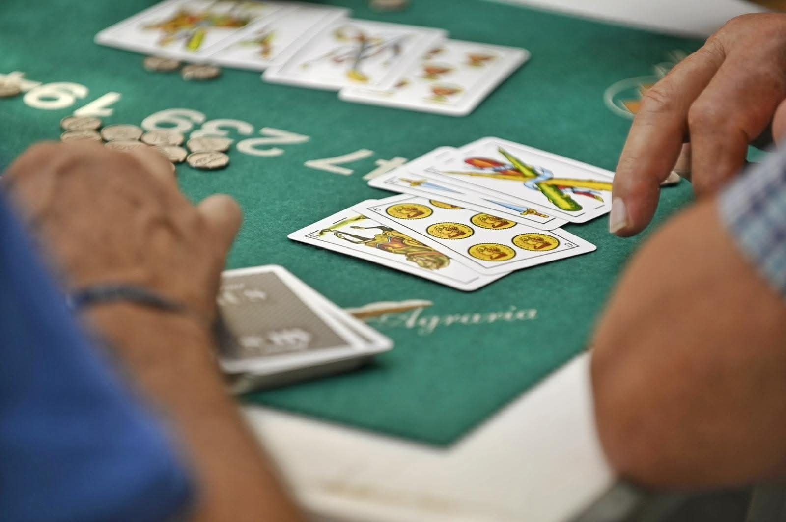 Personas jugando al mus