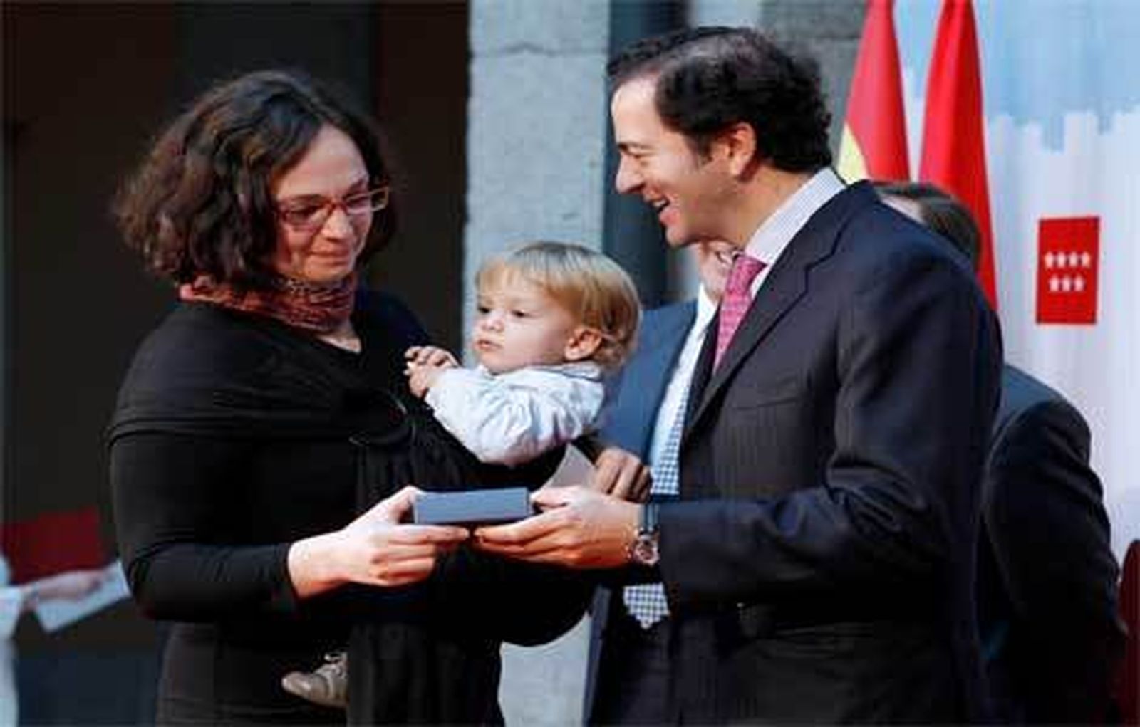 La Comunidad entrega 80 viviendas a familias necesitadas