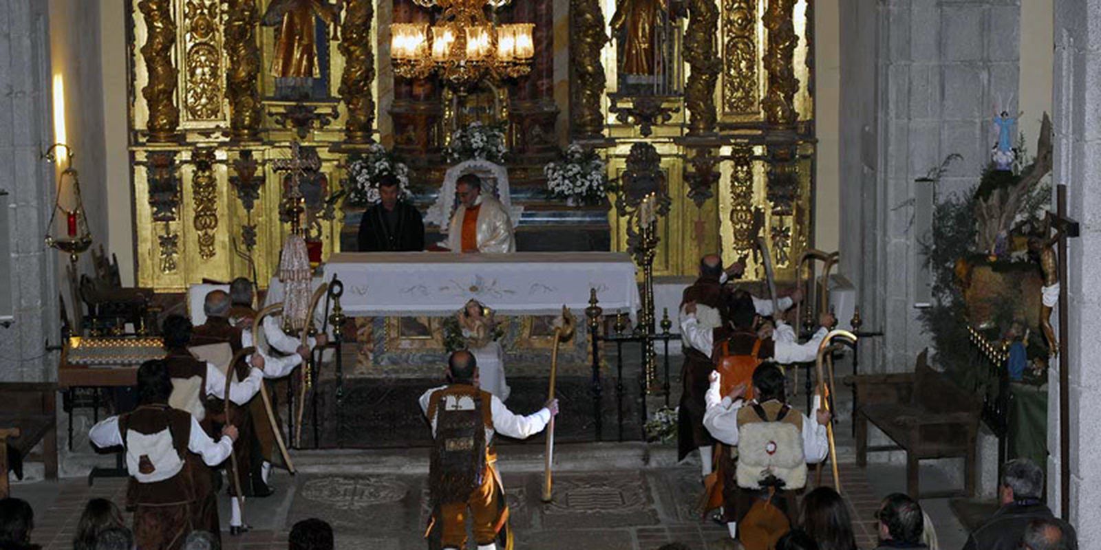 Pastores danzan en la iglesia de Braojos 'La Pastorela' durante la Nochebuena
