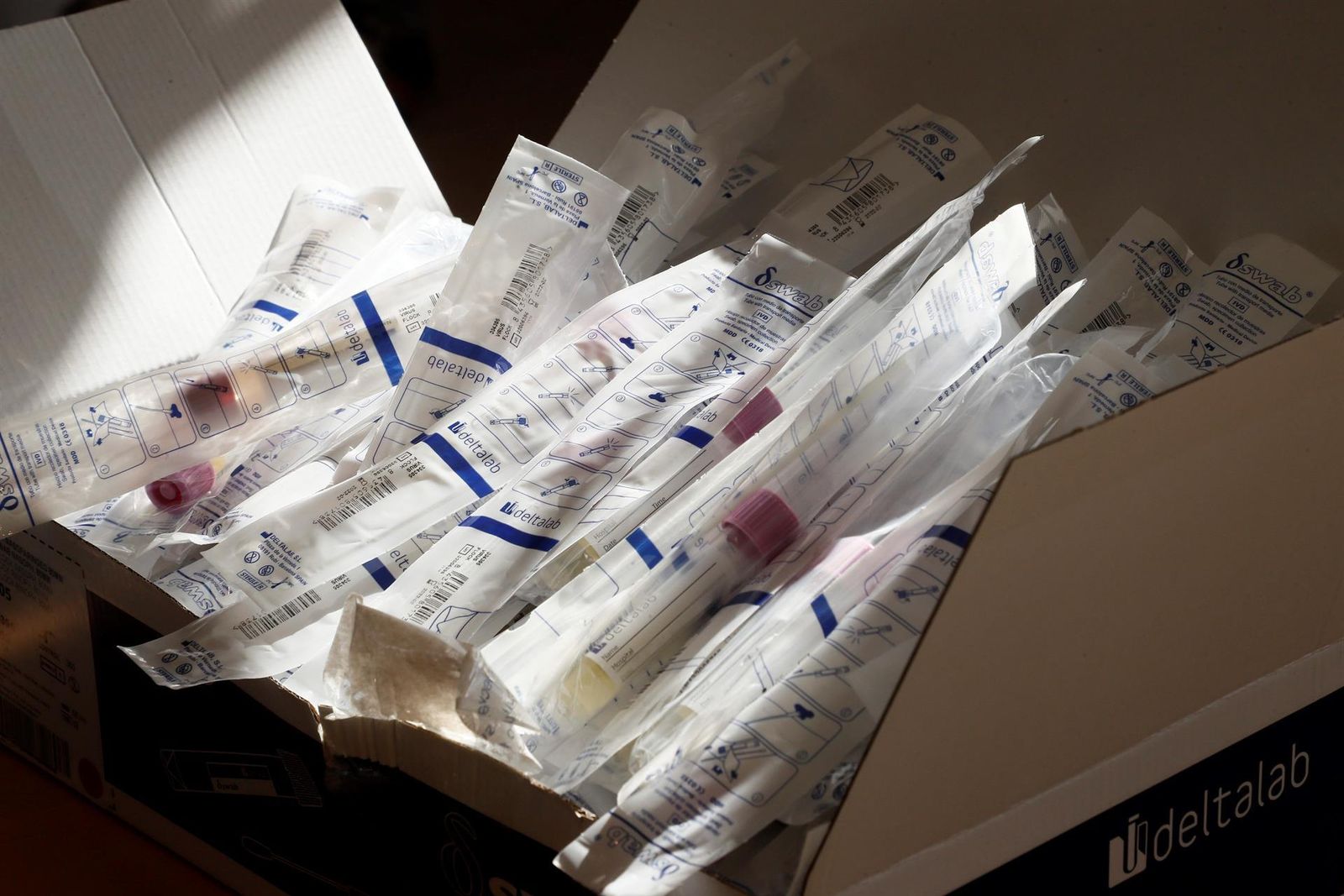 Detalle de material sanitario para realizar pruebas PCR