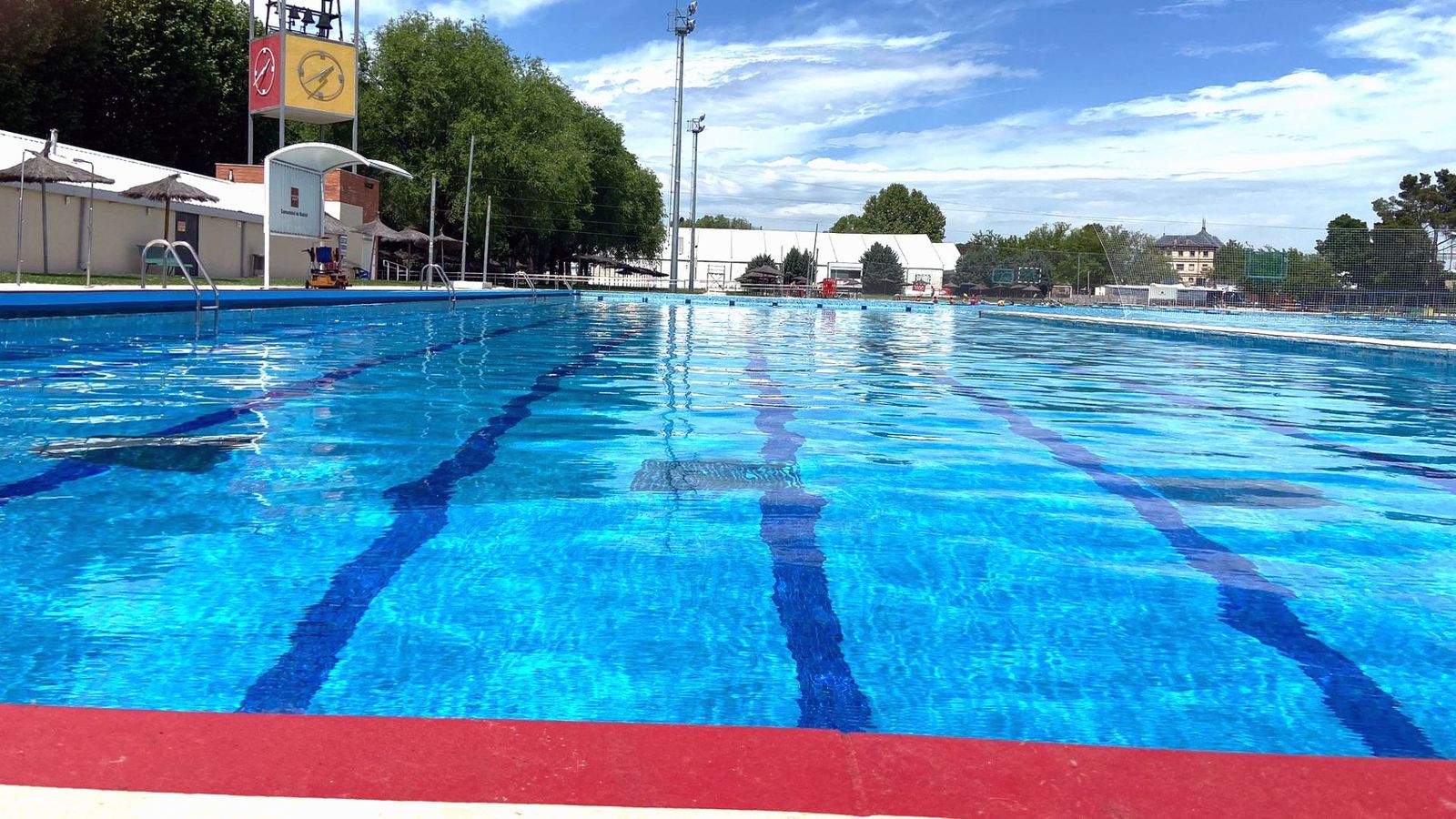 Las piscinas de Madrid se ponen a punto para su apertura