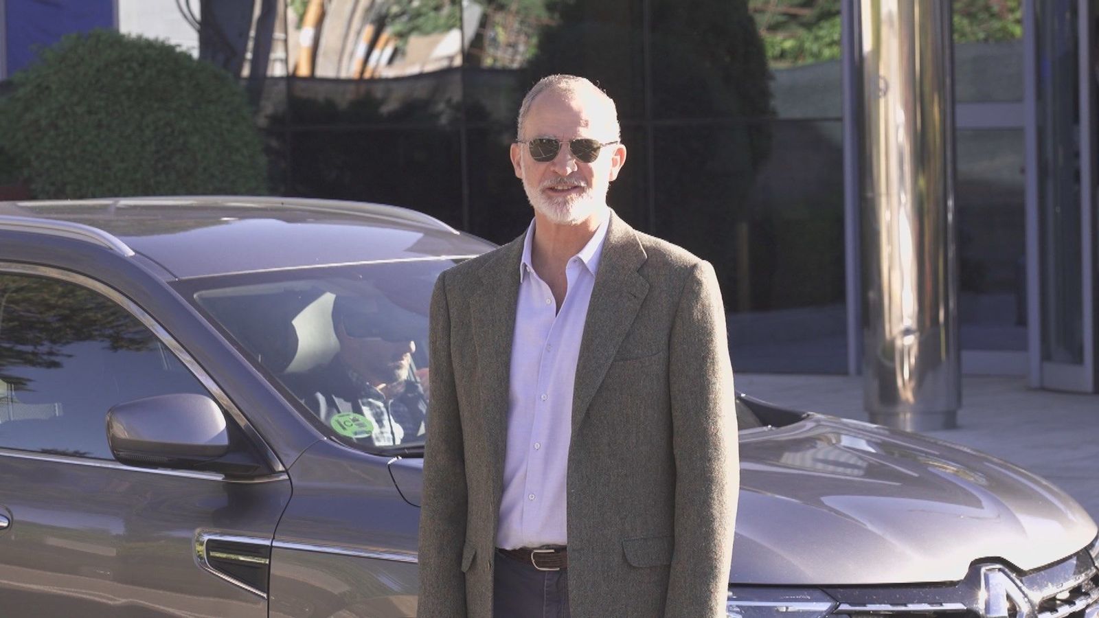 Felipe VI regresa a Madrid tras operarse de cataratas en un centro oftalmológico de  Oviedo