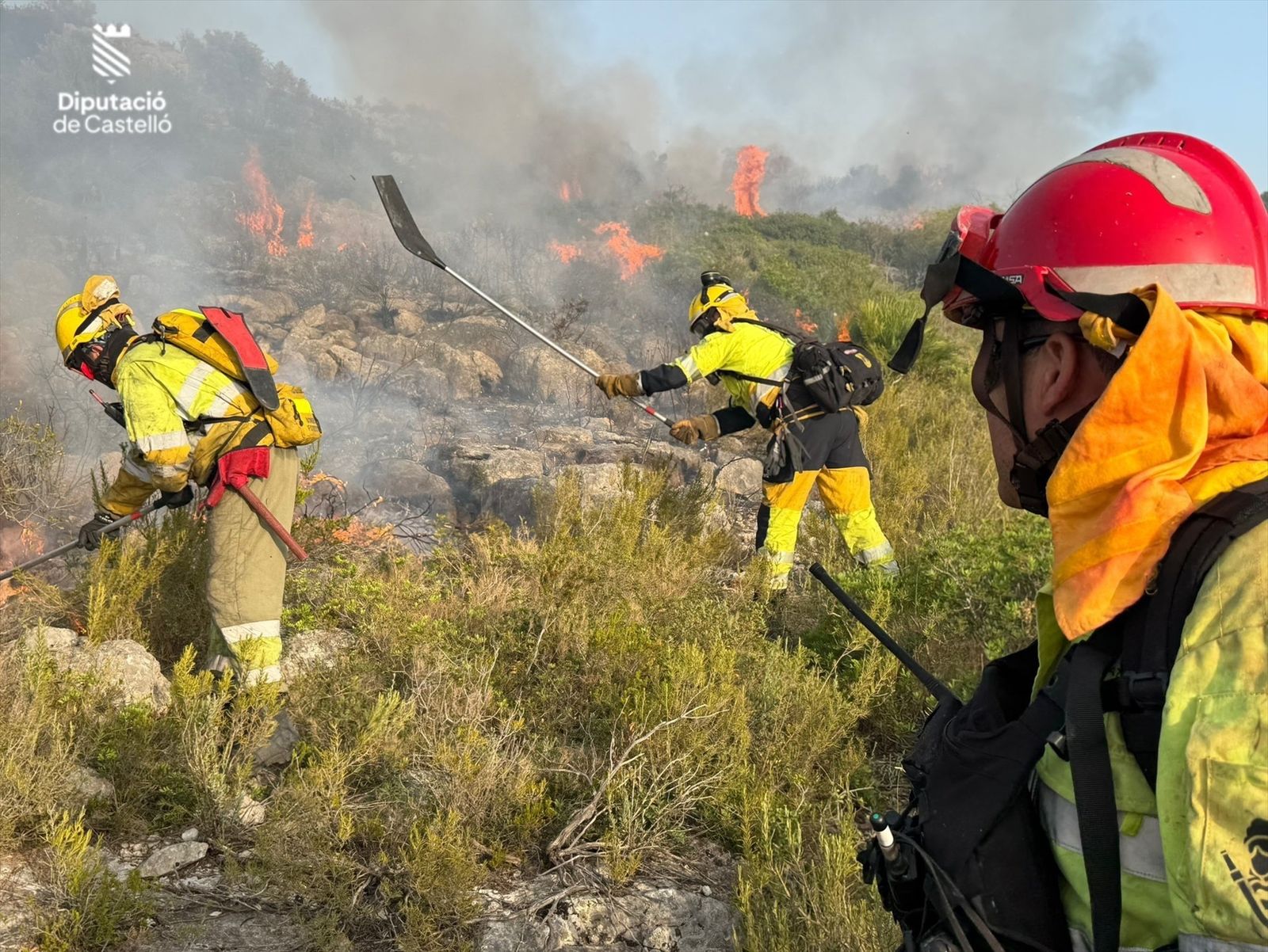 Brigadas trabajan en la extinción de un incendio en Benicarló, Castellón, a 23 de junio de 2026