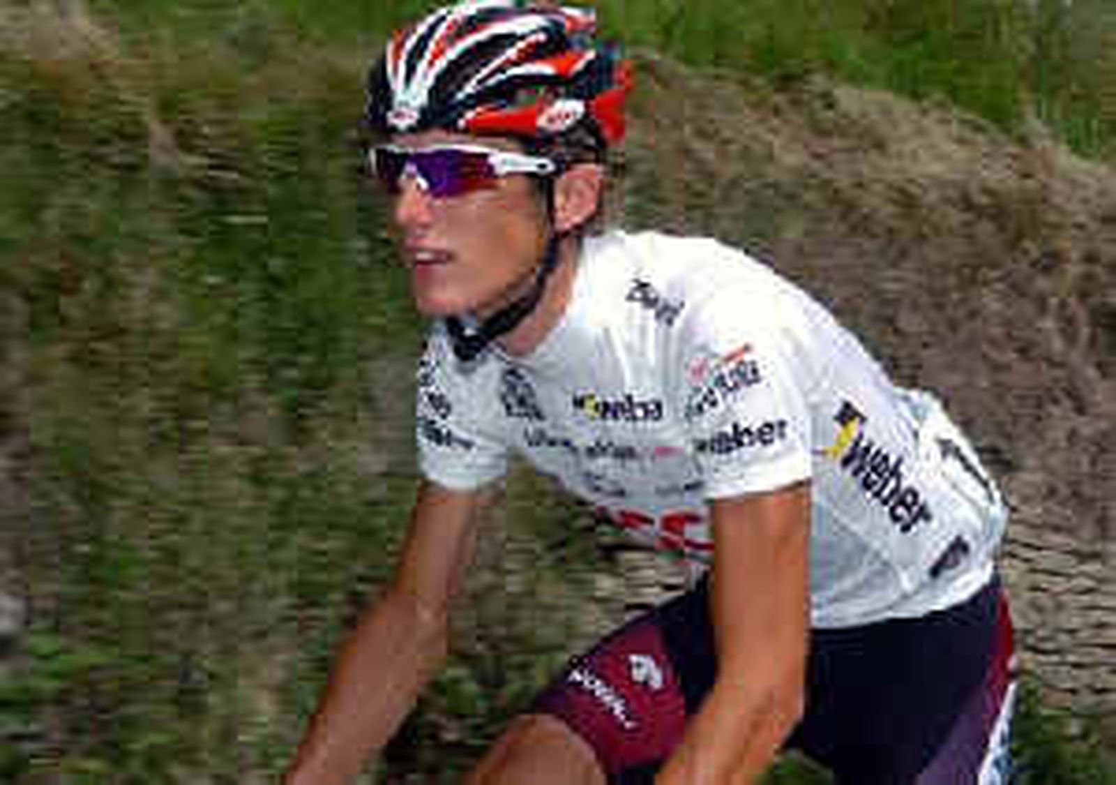 Andy Schleck ataca desde lejos recorta distancia y se lleva la etapa
