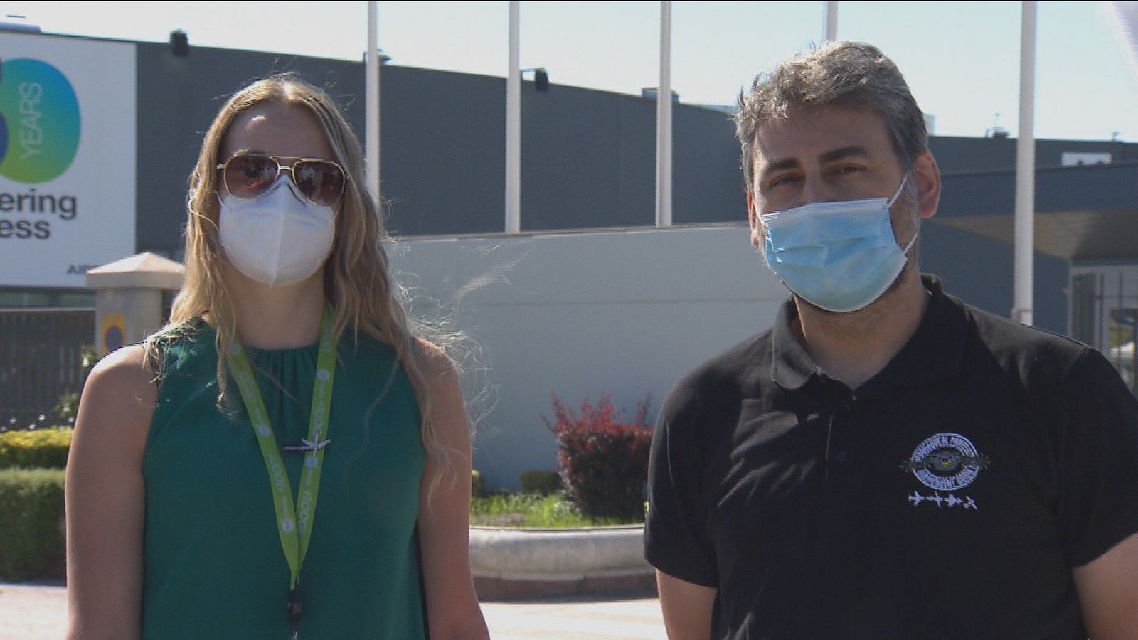 Lorena y Diego, las caras de la amenaza de los despidos de Airbus en su planta de Getafe