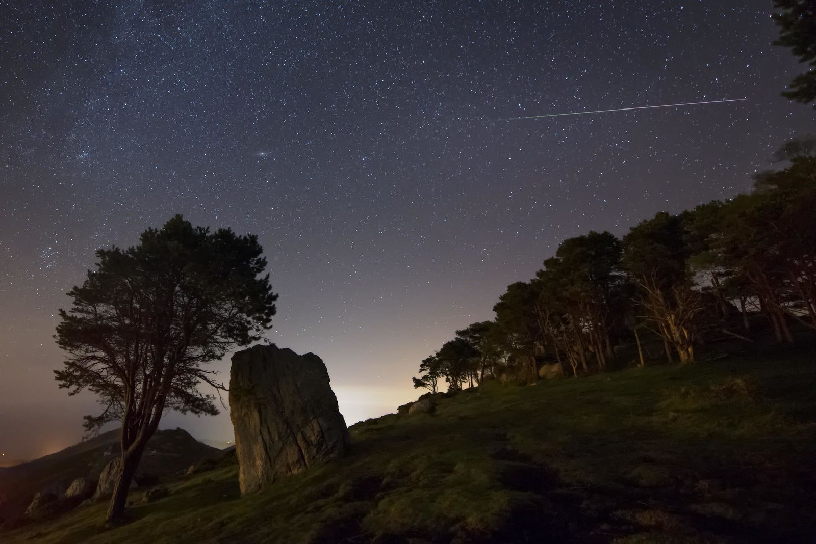 Si quieres acercarte un poco más a las estrellas, nada como el Puerto de la Morcuera, un alto que se elva hasta los 1.800 metros. Sentirás que puedes hasta rozar las perseidas.