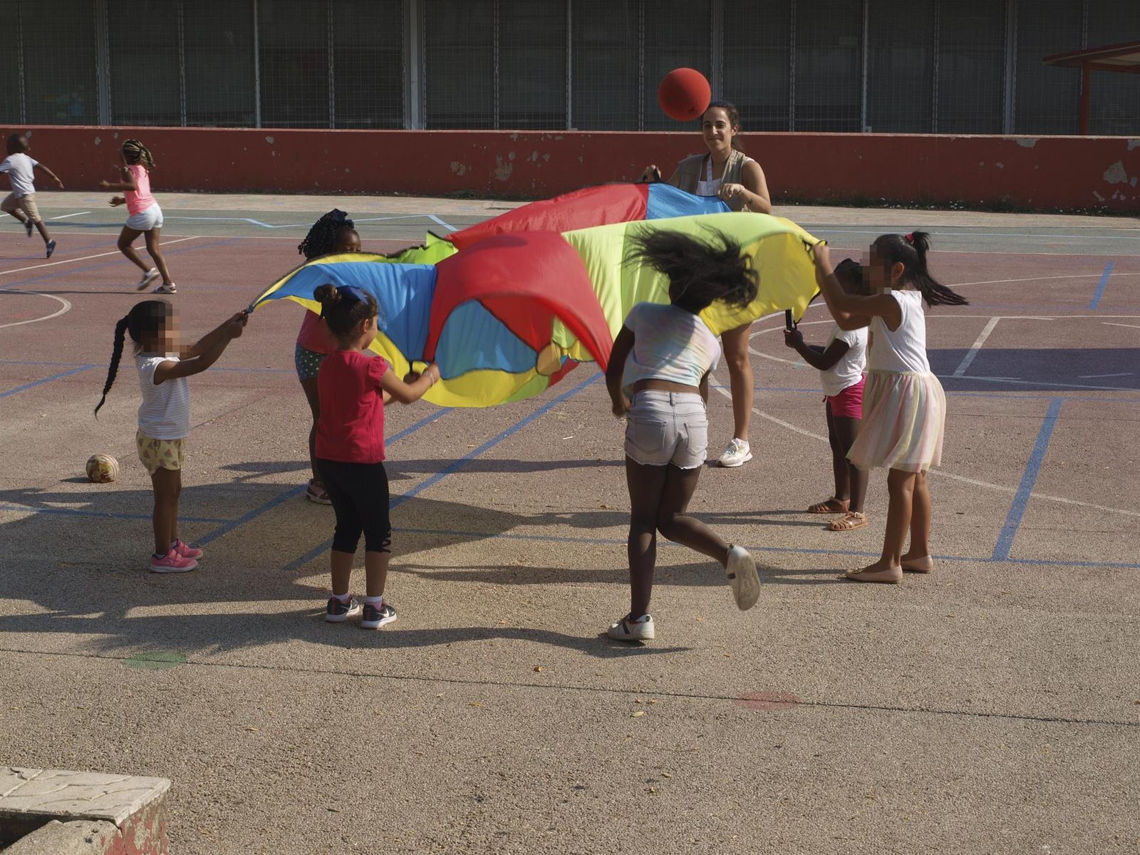 Las ONG realizan campamentos de verano para los niños en riesgo de pobreza
