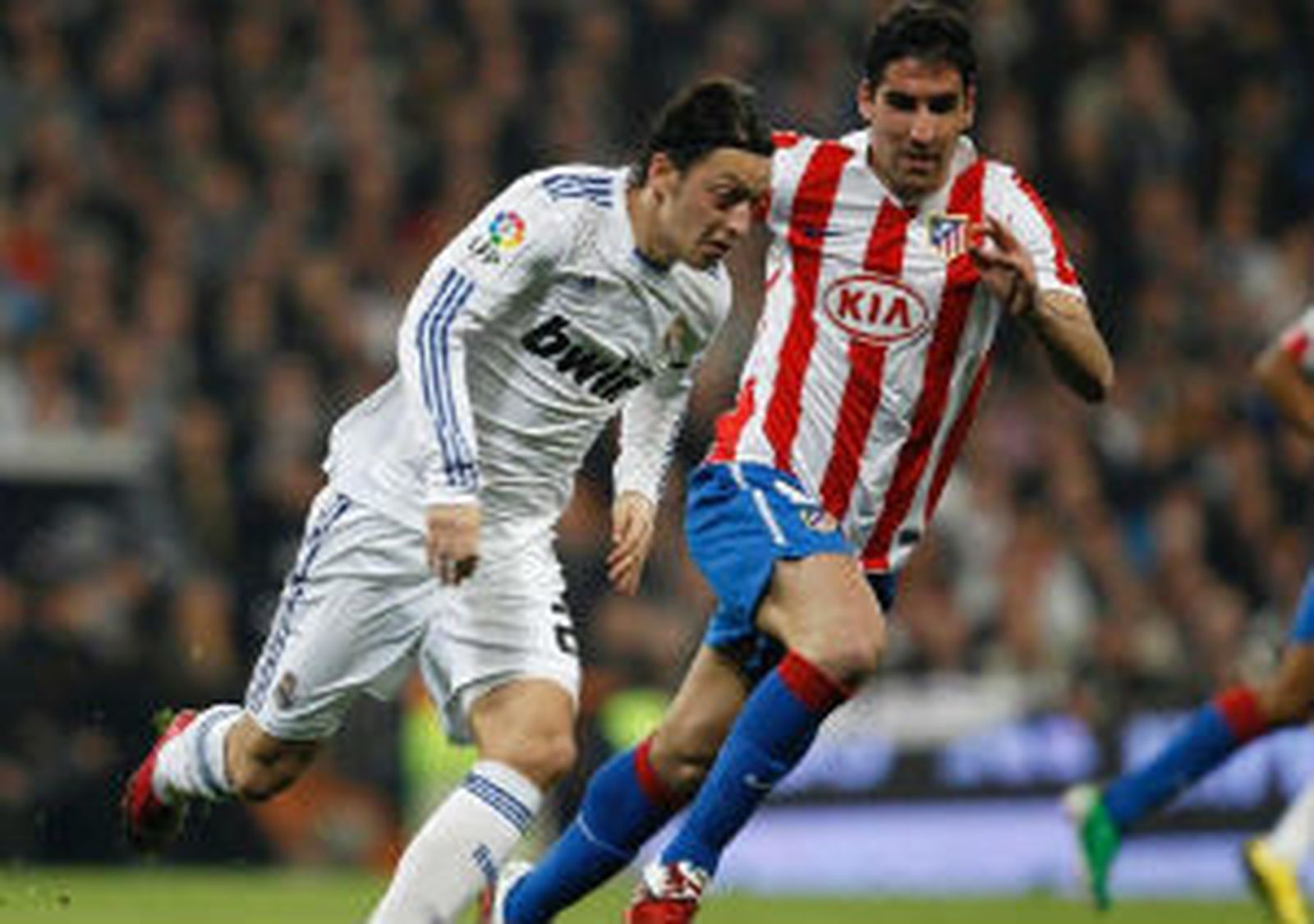Ozil y Raul Garcia en el derbi