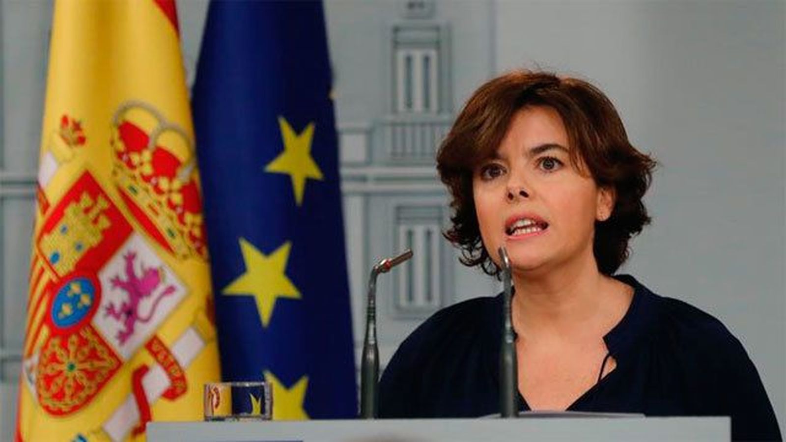 Santamaría pide a Puigdemont que cese en su "irresponsabilidad" y pare la "farsa"