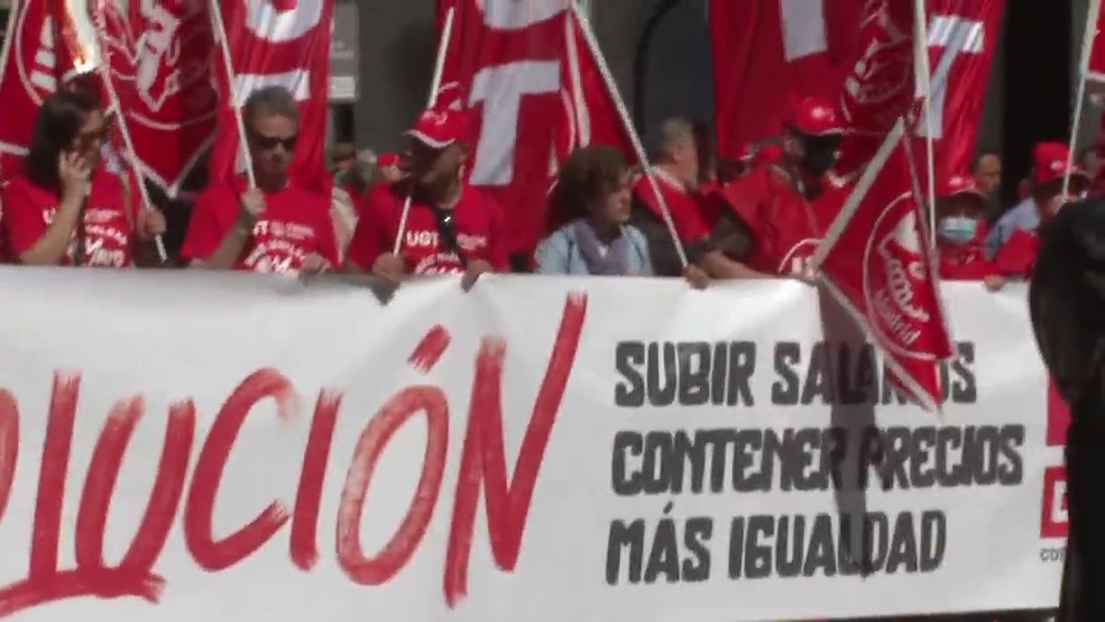 Con el lema "la solución, subir salarios, contener precios, más igualdad" se ha celebrado en Madrid la tradicional manifestación por el Día Internacional de los Trabajadores