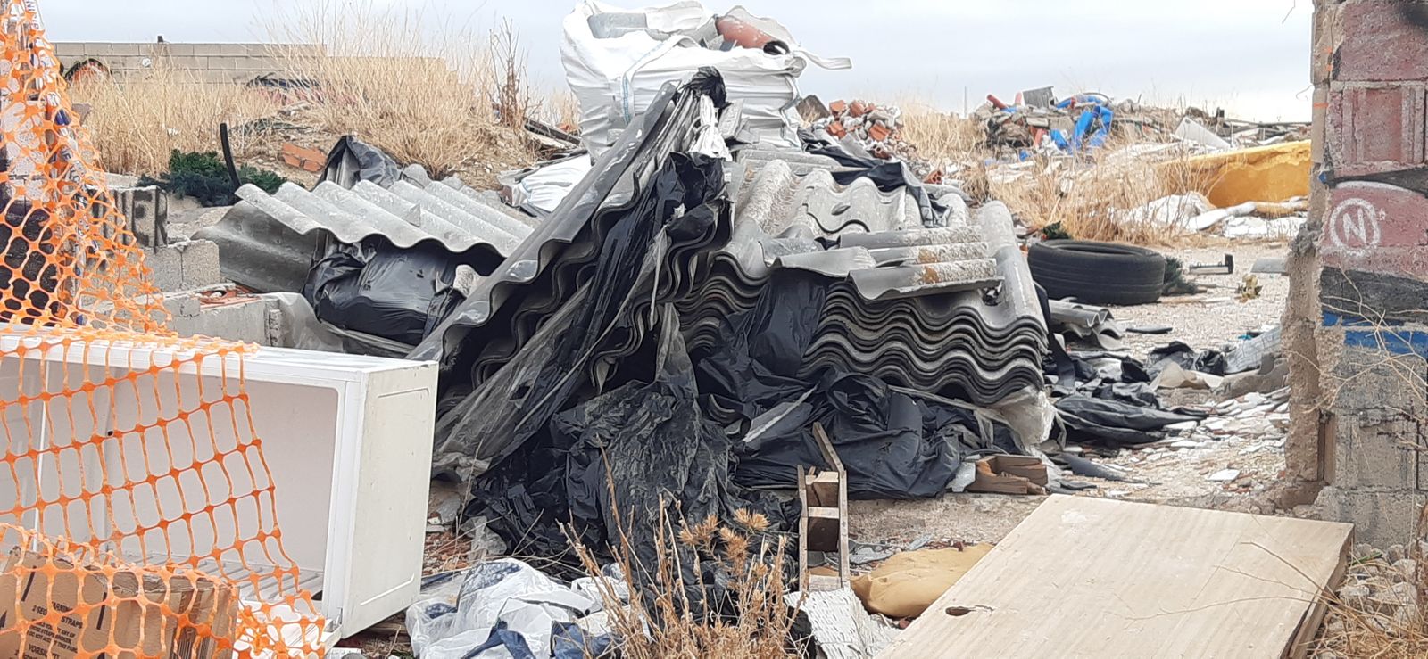 Tejados de fibrocemento fabricados con amianto, al aire libre en un vertido ilegal de Alcorcón