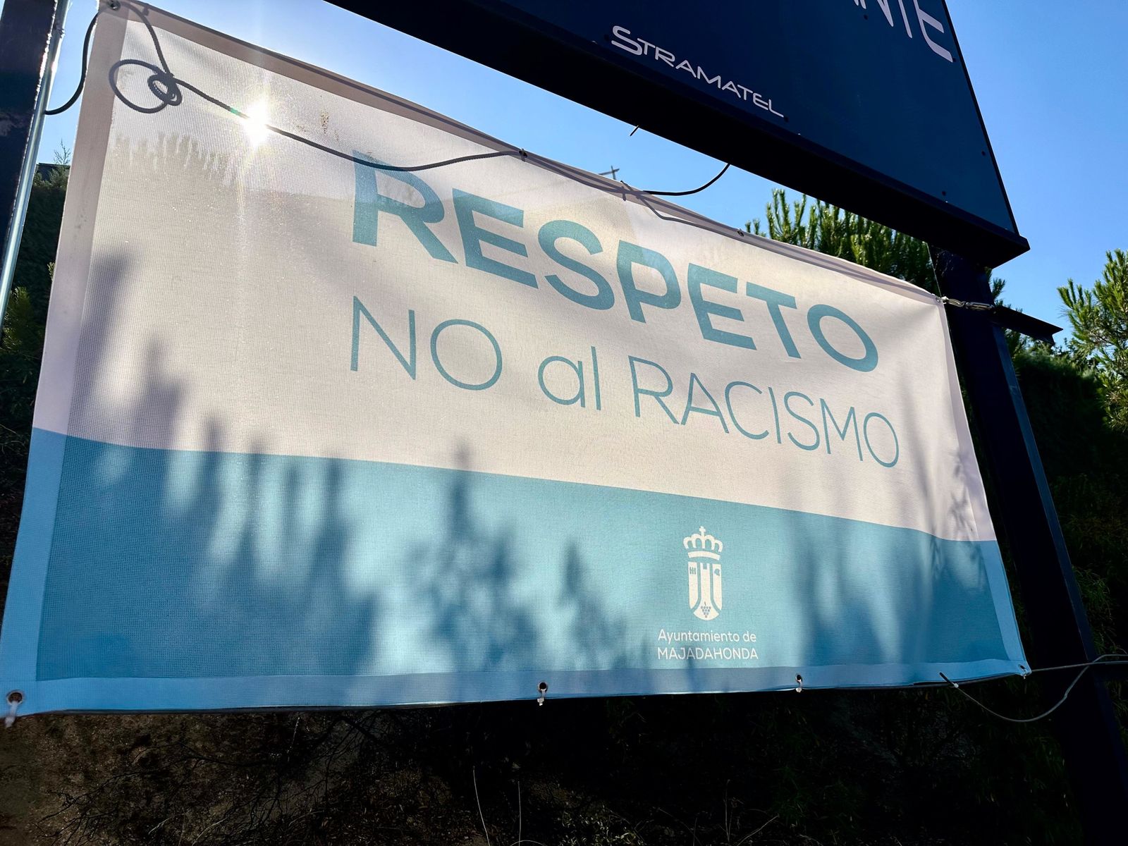 Pancarta contra el racismo en el deporte, campaña impulsada en Majadahonda