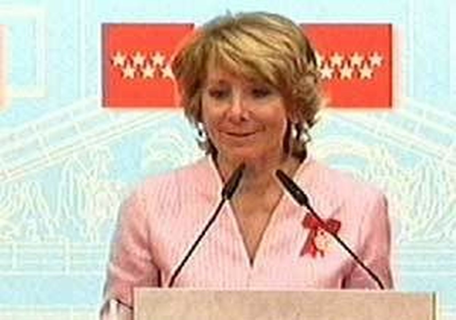Aguirre impone las grandes cruces del 2 de Mayo en el Día de la Comunidad