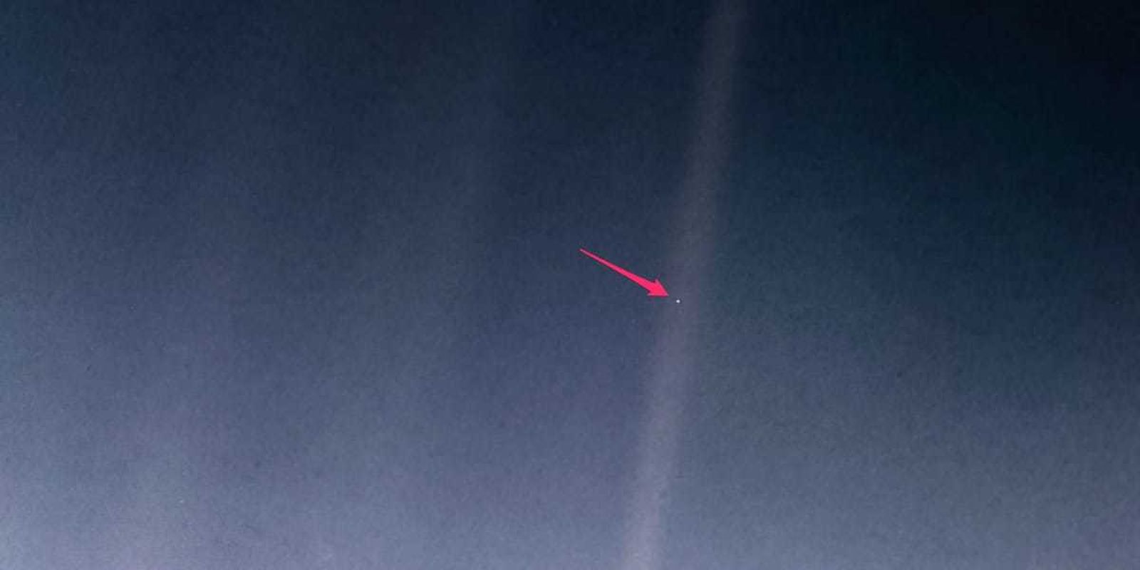 La Tierra, señalada por una flecha, vista a 6.000 millones de kilómetros de distancia