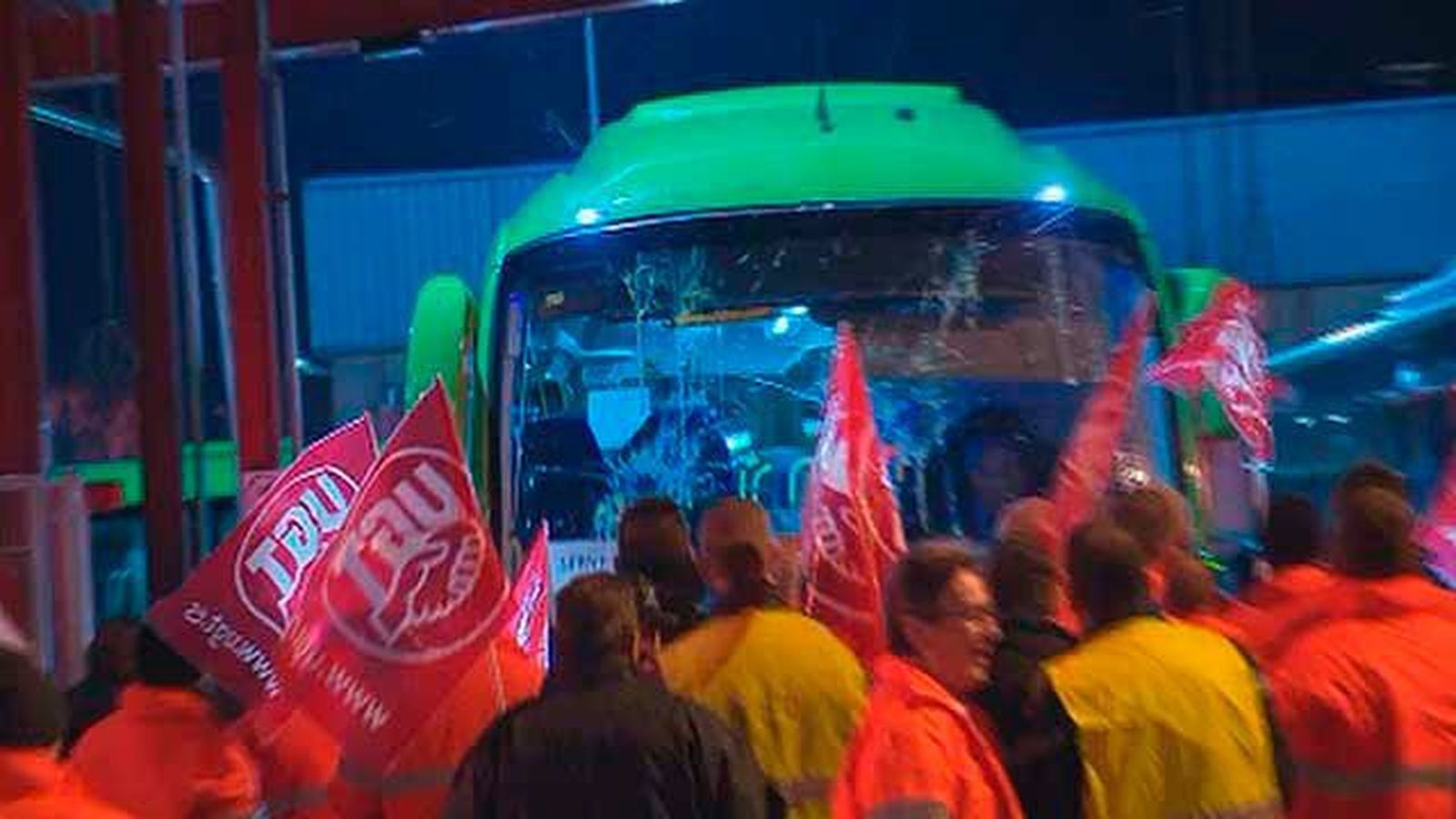 Normalidad en una nueva jornada de huelga de los autobues de Larrea