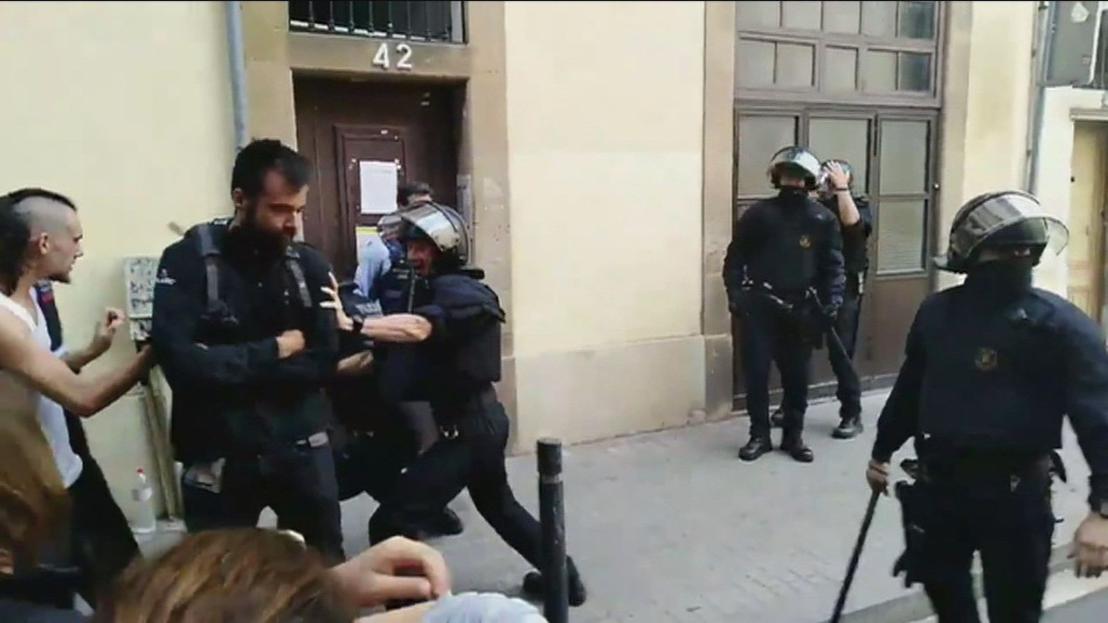 Tensión en Sants (Barcelona) por el desalojo de dos pisos ocupados