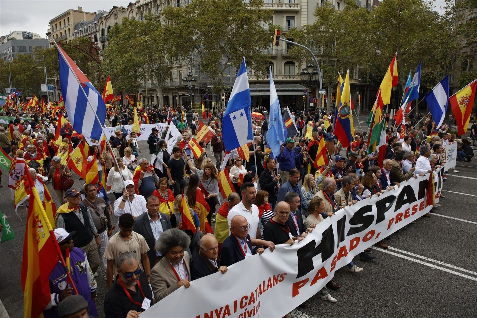 Cientos de personas marchan en Barcelona para celebrar el día de la Hispanidad