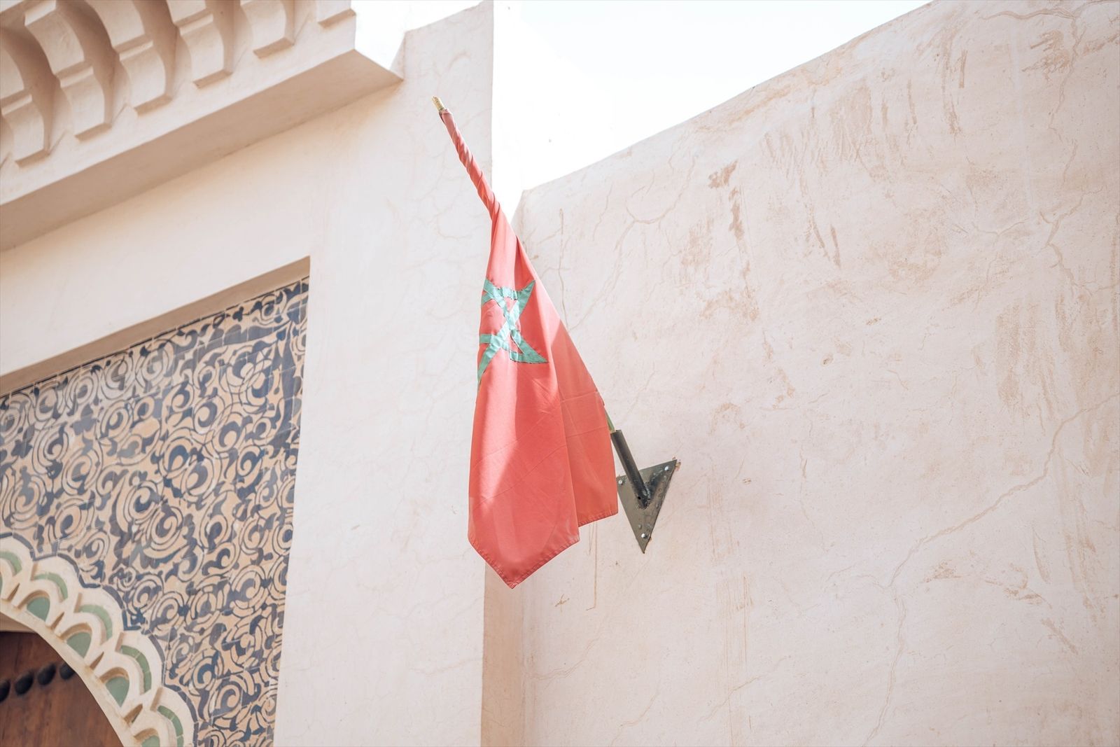 Una bandera de Marruecos en una calle de Fez