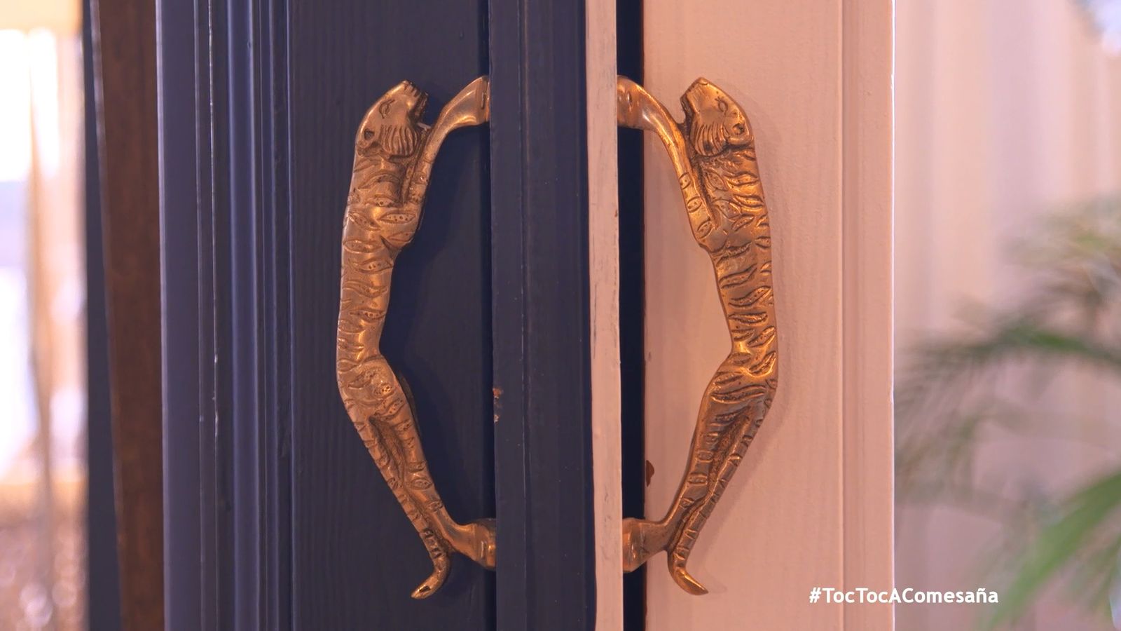 Los tiradores de las puertas tienen forma de animales.