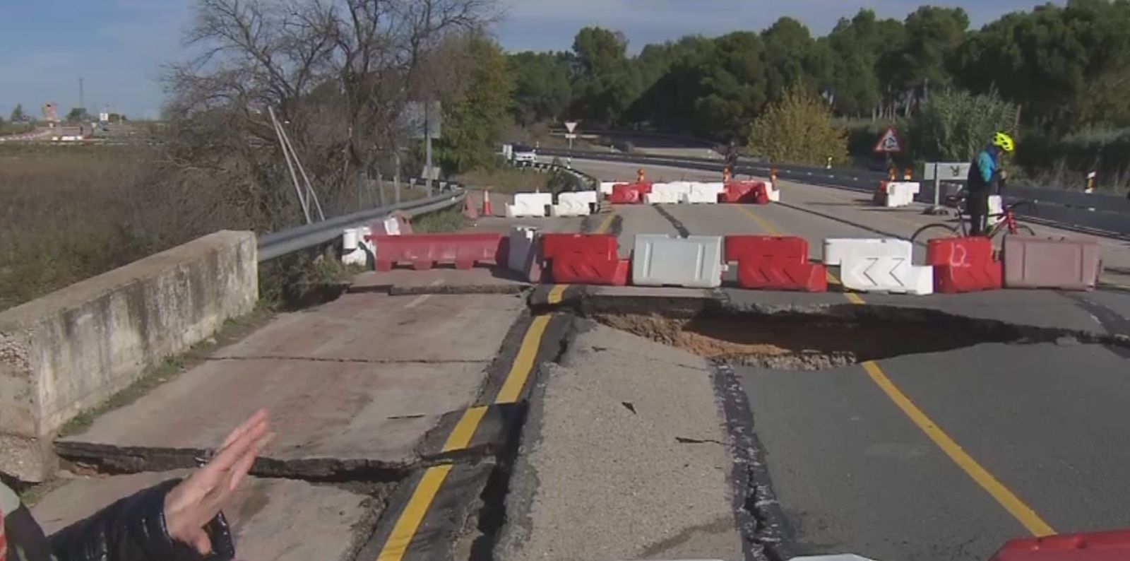 Sigue cortada la M-301 en San Martín de la Vega por la rotura del puente del arroyo Culebro